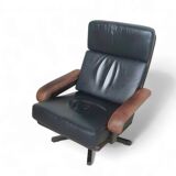 Beautiful vintage design Leolux swivel armchair, made in brown / dark brown / black leather and wooden frame