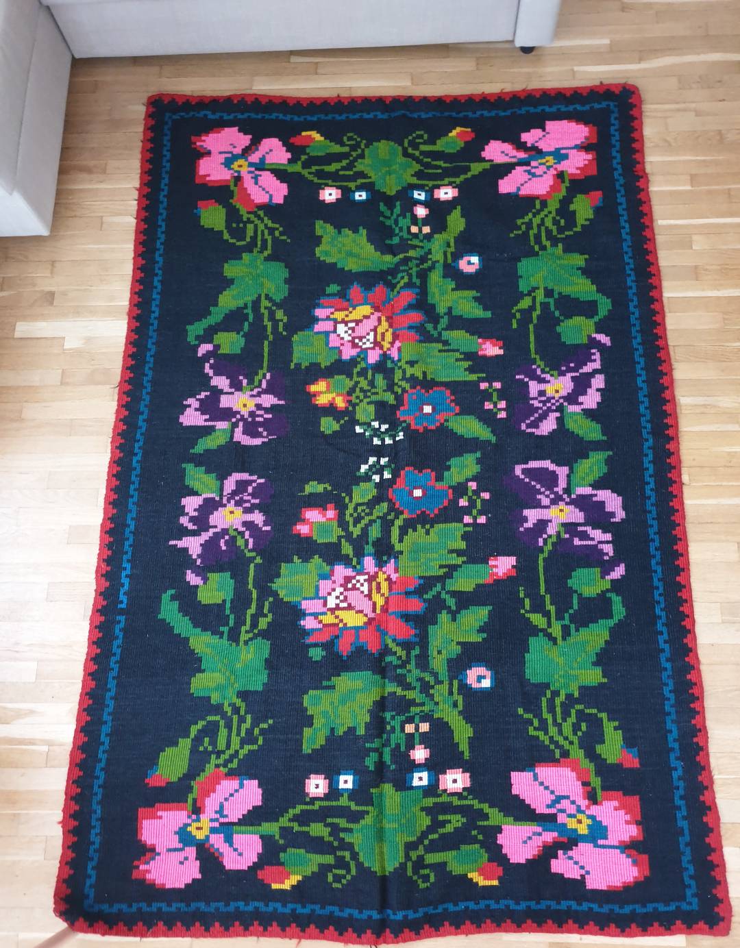 Handwoven summerish floral rug, black background with colorful delicate flowers 152x238cm