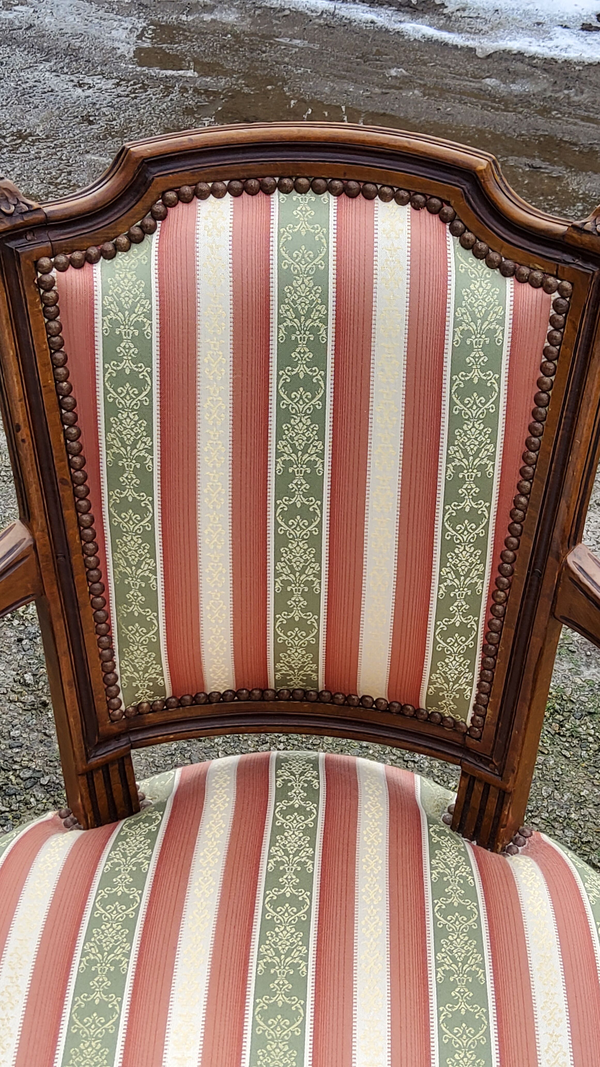 Paire de fauteuils cabriolets de style Louis XVI