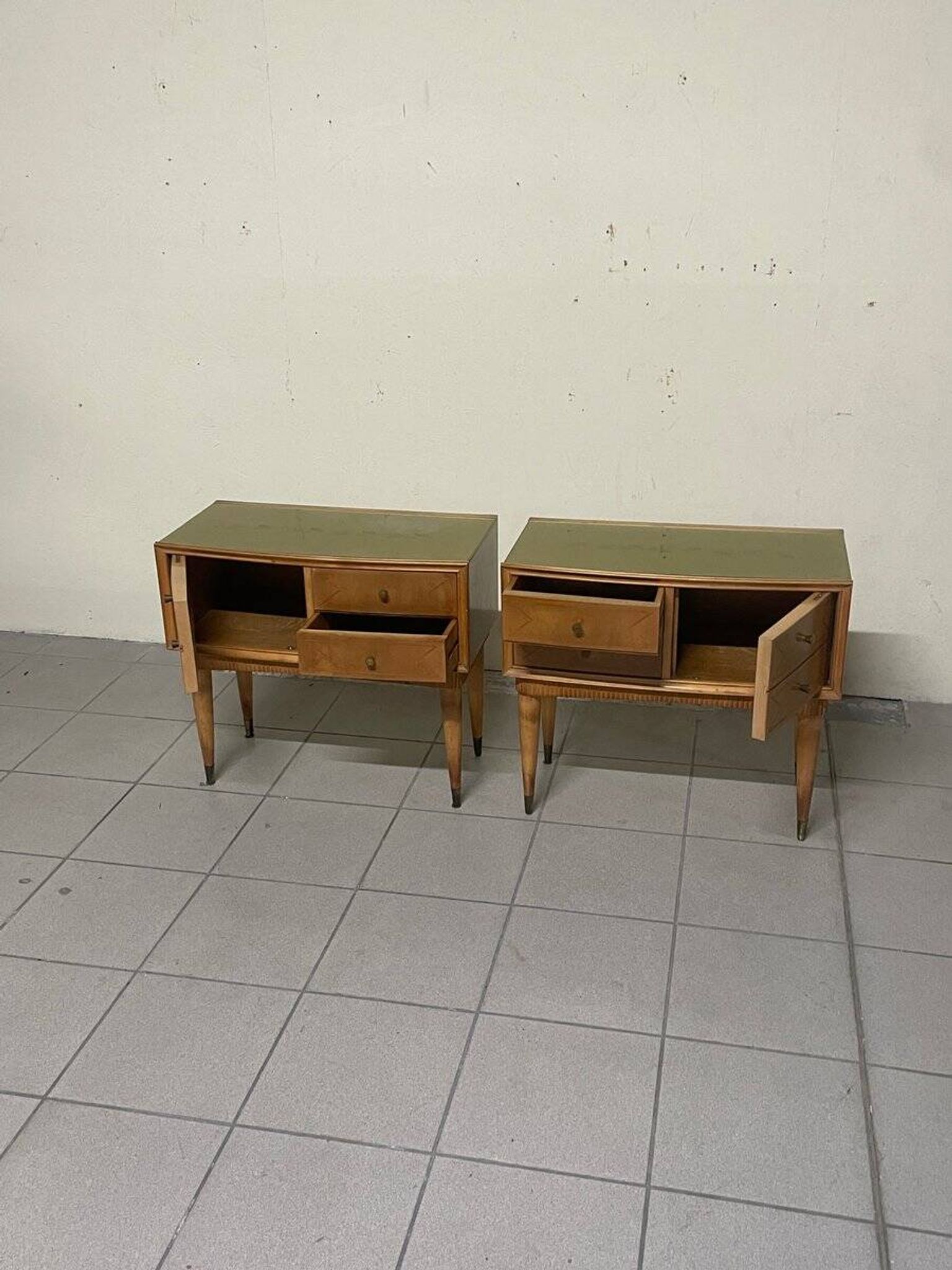 Commodini Mid-Century moderni in stile italiano, anni '50, set di 2