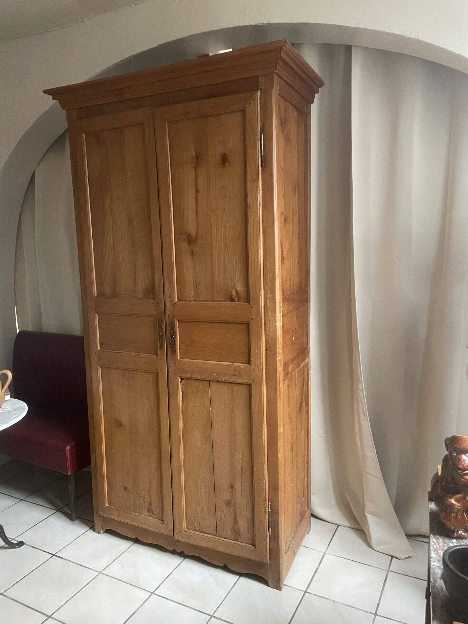 Armoire parisienne en bois massif