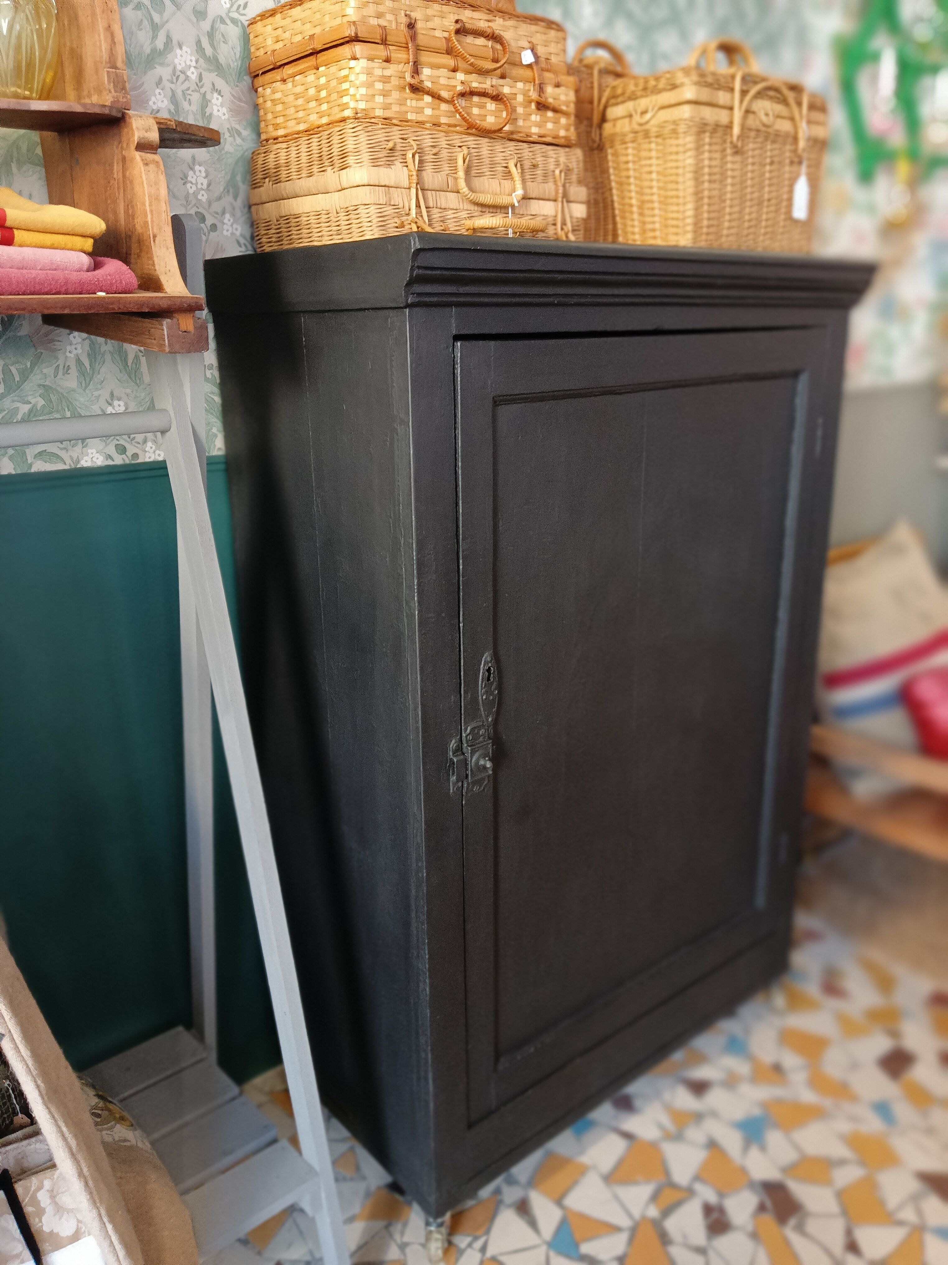 Parisian wardrobe revisited in black