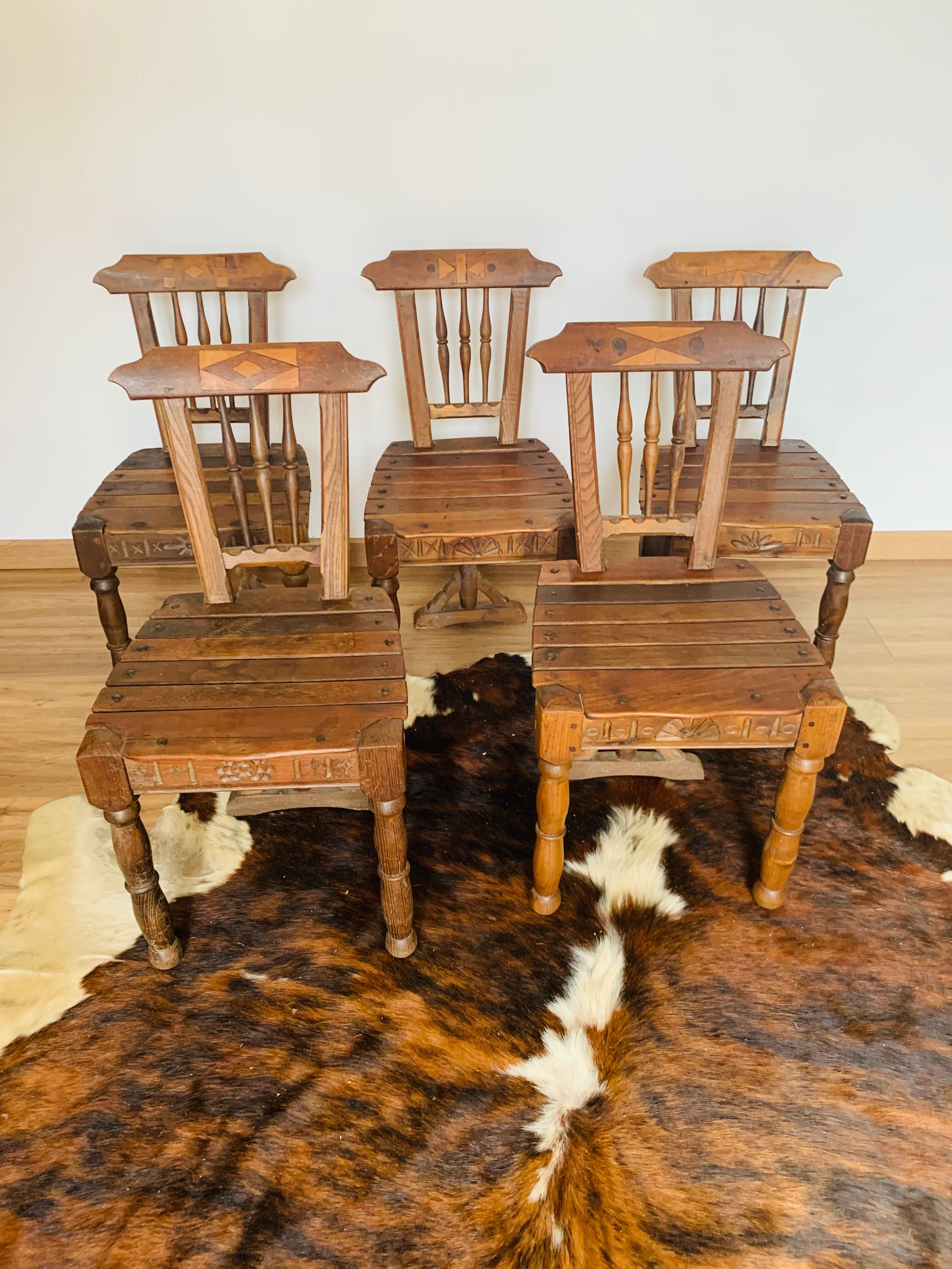 Ensemble de 5 chaises en bois, travail artisanal