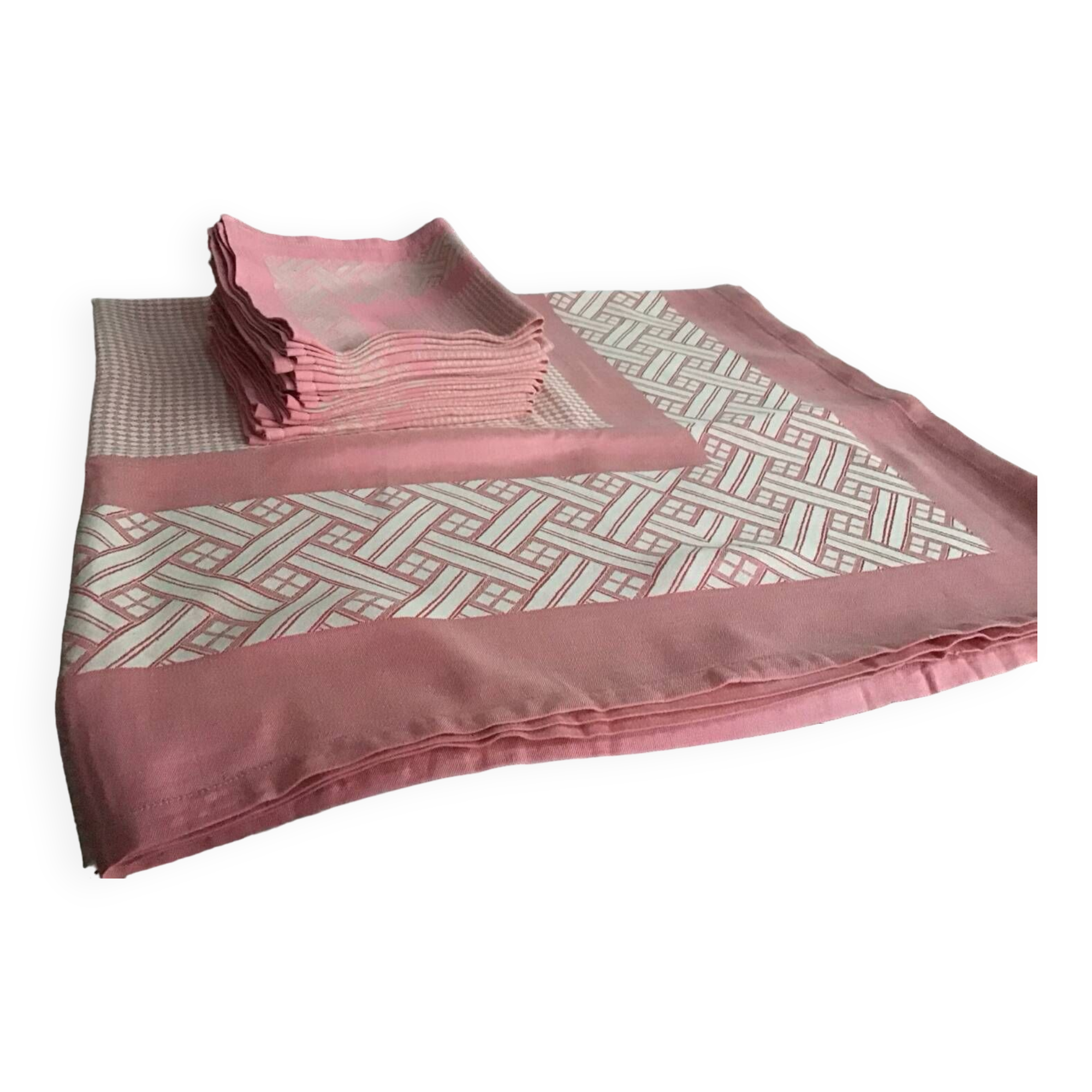 Pink jacquard dinner service