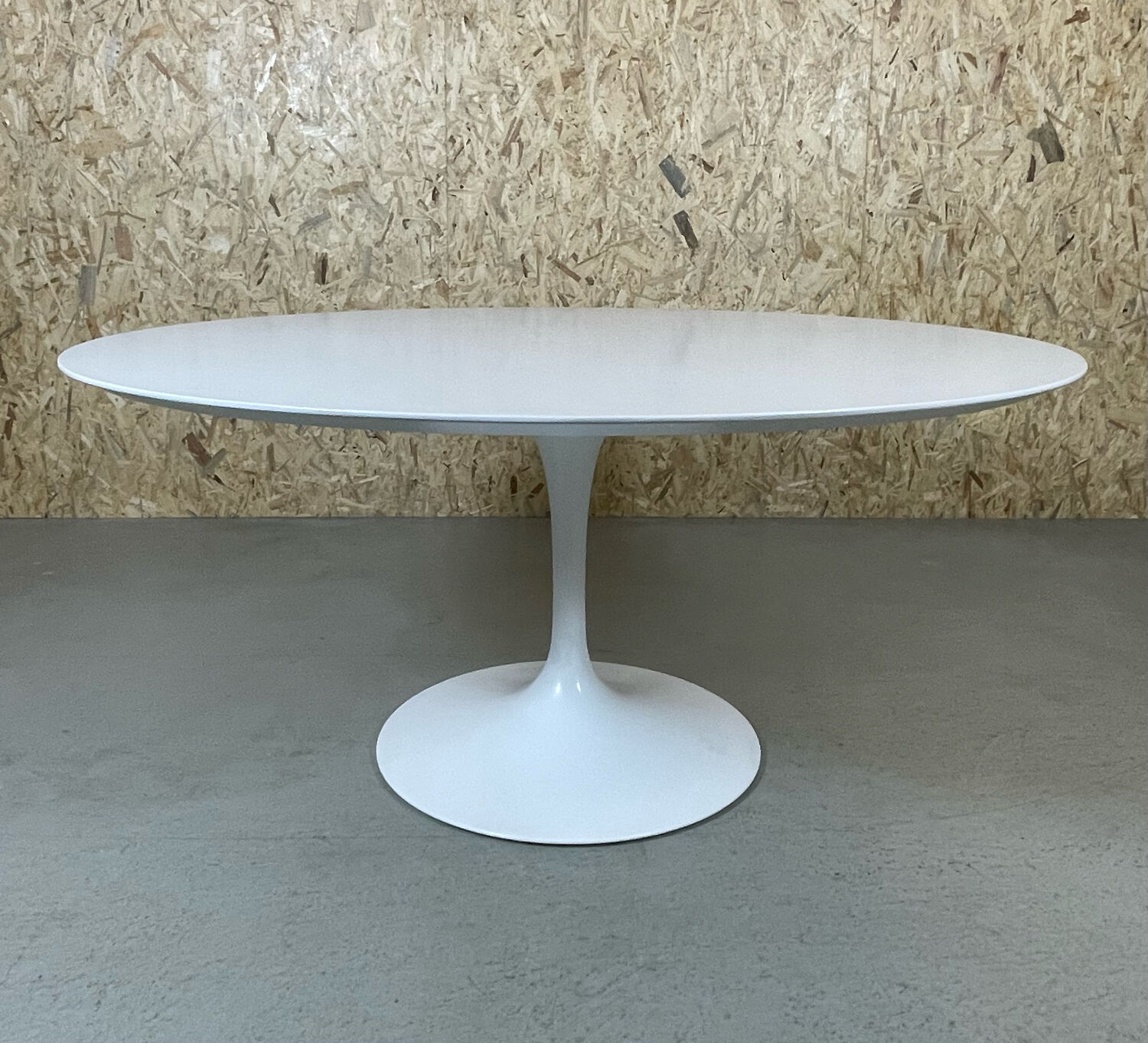 Tulip dining table by Eero Saarinen for Knoll International
