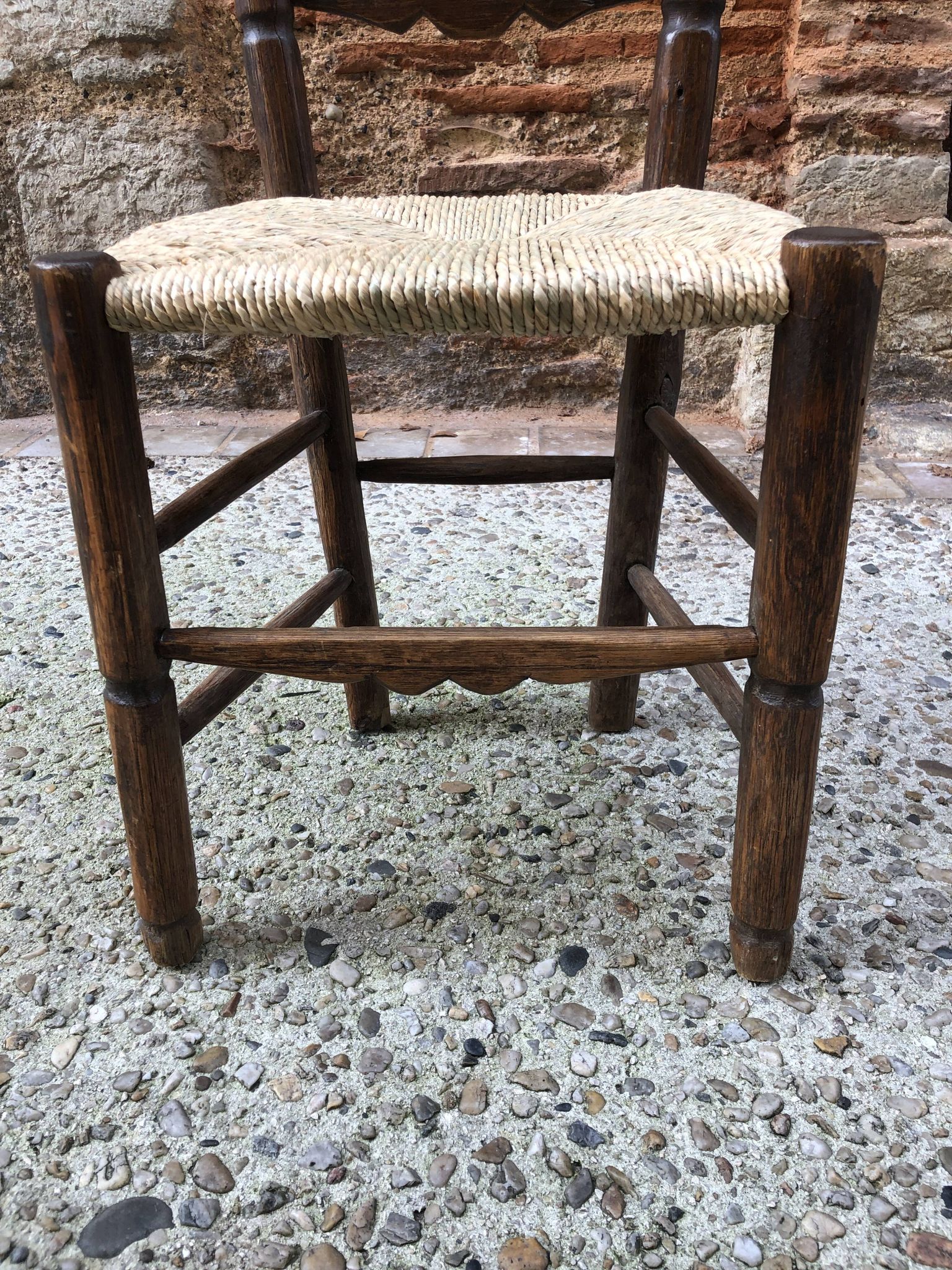 Chaise paillée brutaliste