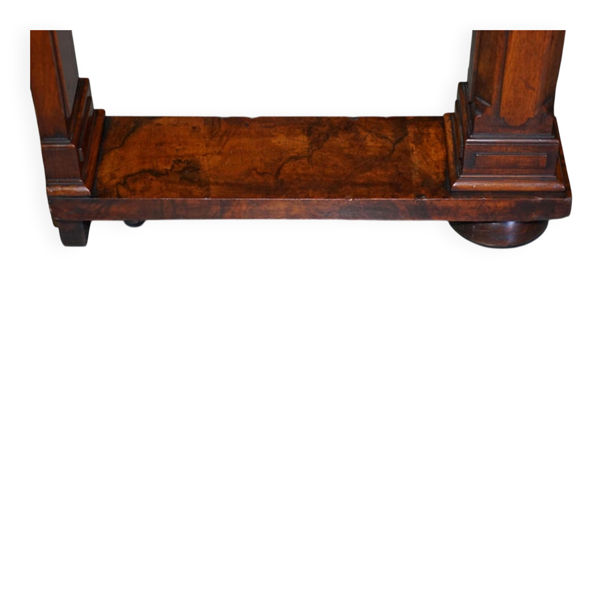 Renaissance writing table in flamed walnut, Pugin style, around 1850.