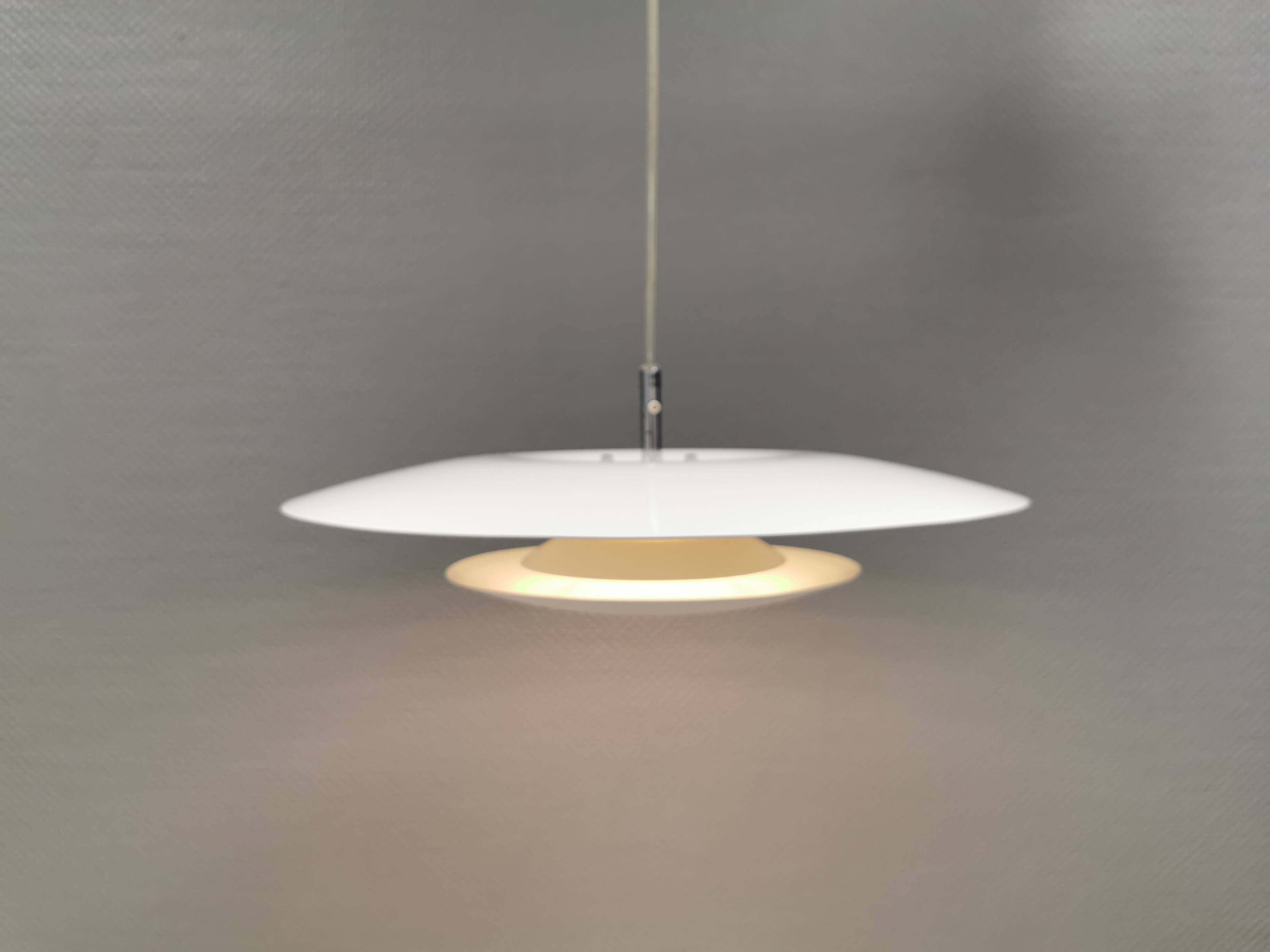 Lampe suspendue de la marque suédoise Belid, modèle Eclipse, début des années 2000.