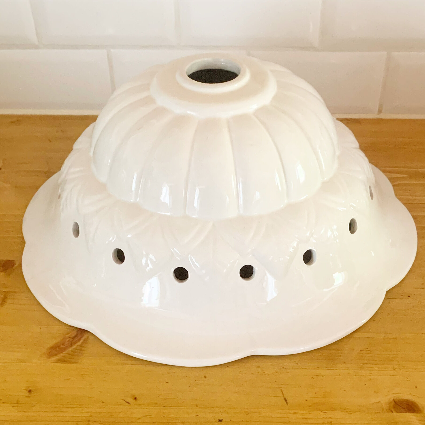 Vintage suspension lamp in white porcelain