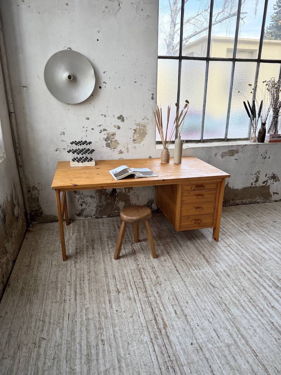 Bureau pin suédois style aperldoon 1970