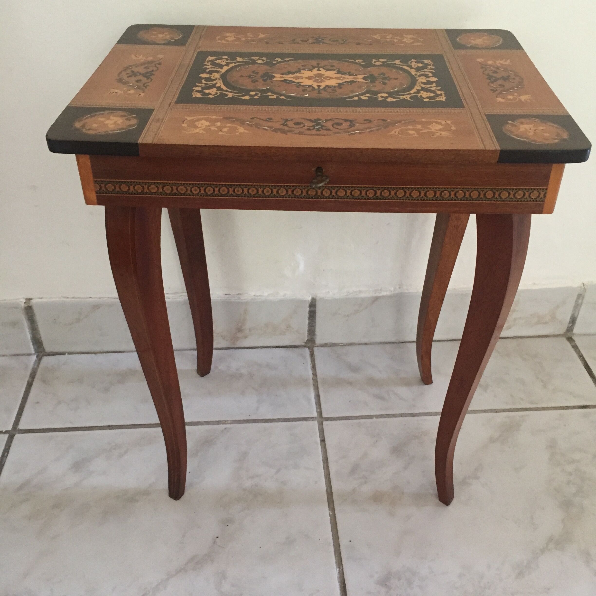 TABLE CIGAR BOX OR INMEANED JEWELRY