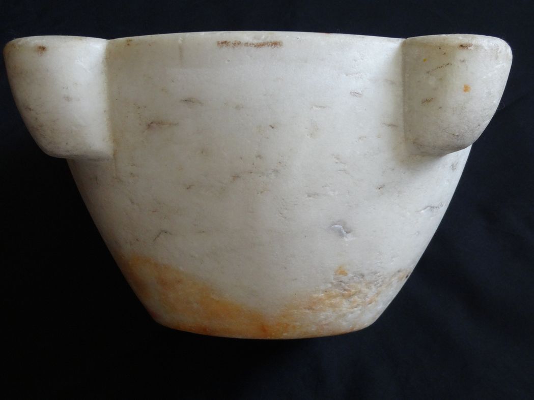 Carrara marble mortar of eighteenth period 37 x 18 cm