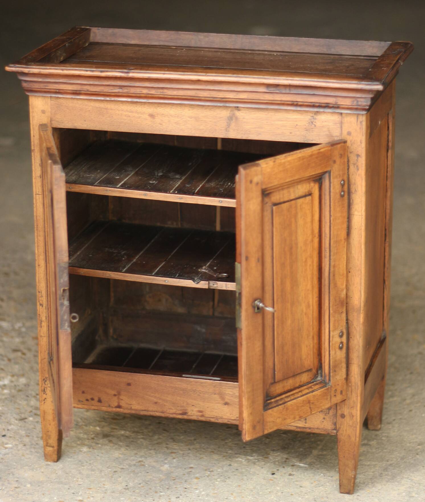 Rare: walnut display cabinet (circa 1900). Very beautiful patina.