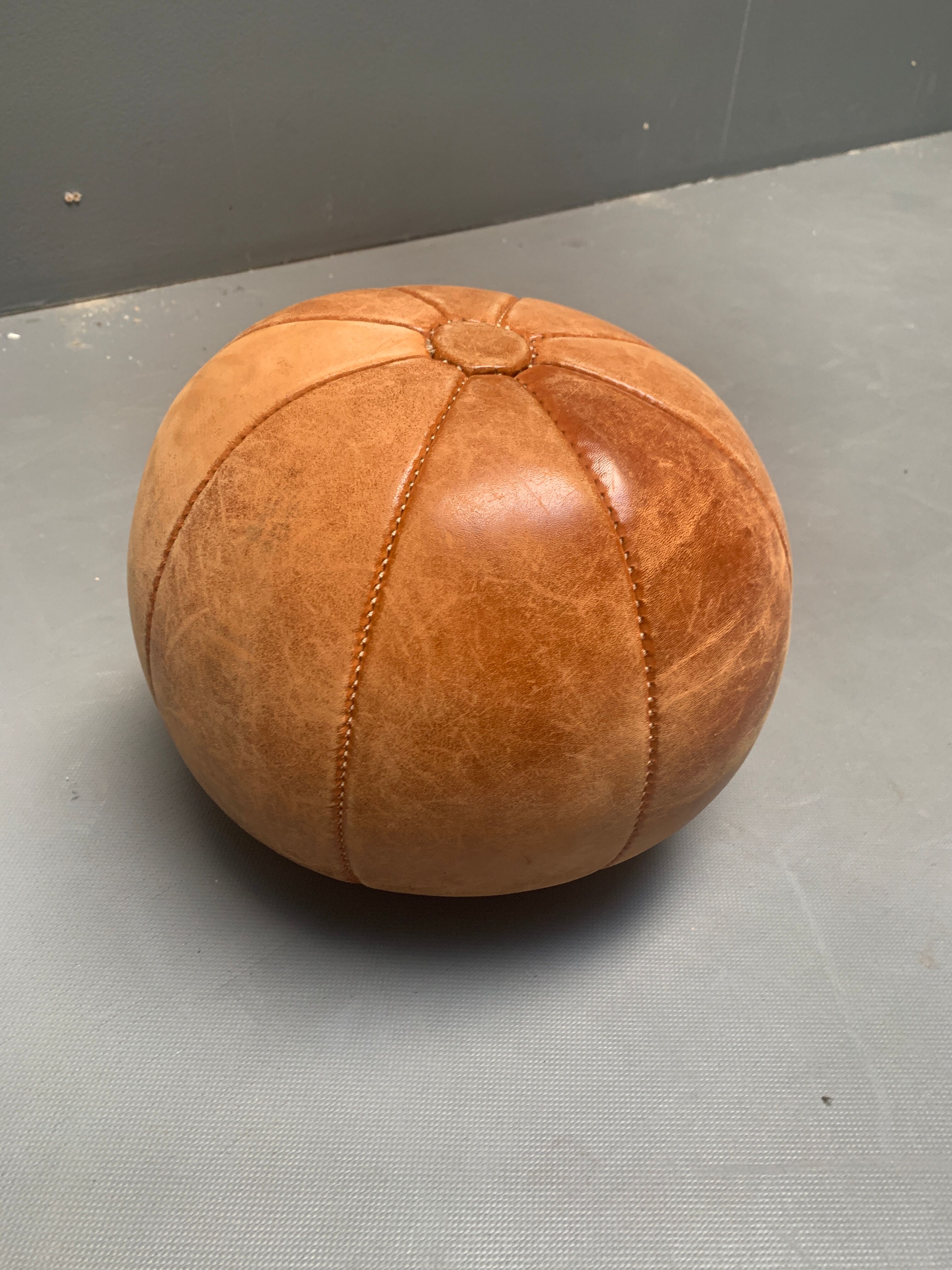 Vintage medicine balloon in dark brown leather, 2 Kg