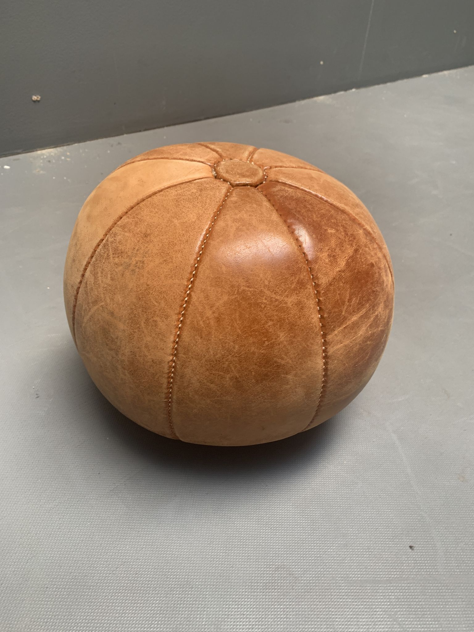 Vintage medicine balloon in dark brown leather, 2 Kg