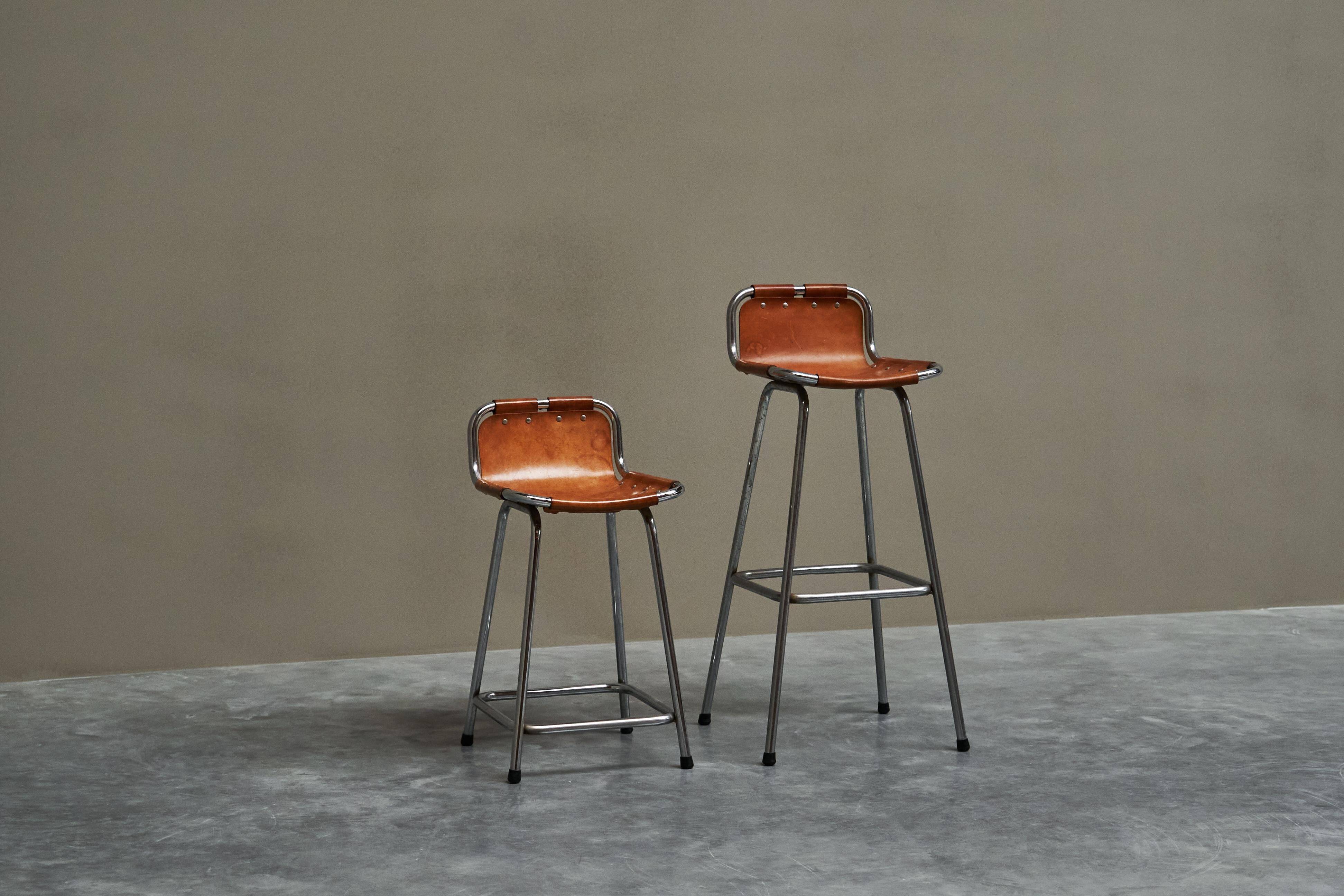 Set of 2 stools "Les Arcs" selected by Charlotte Perriand in leather.