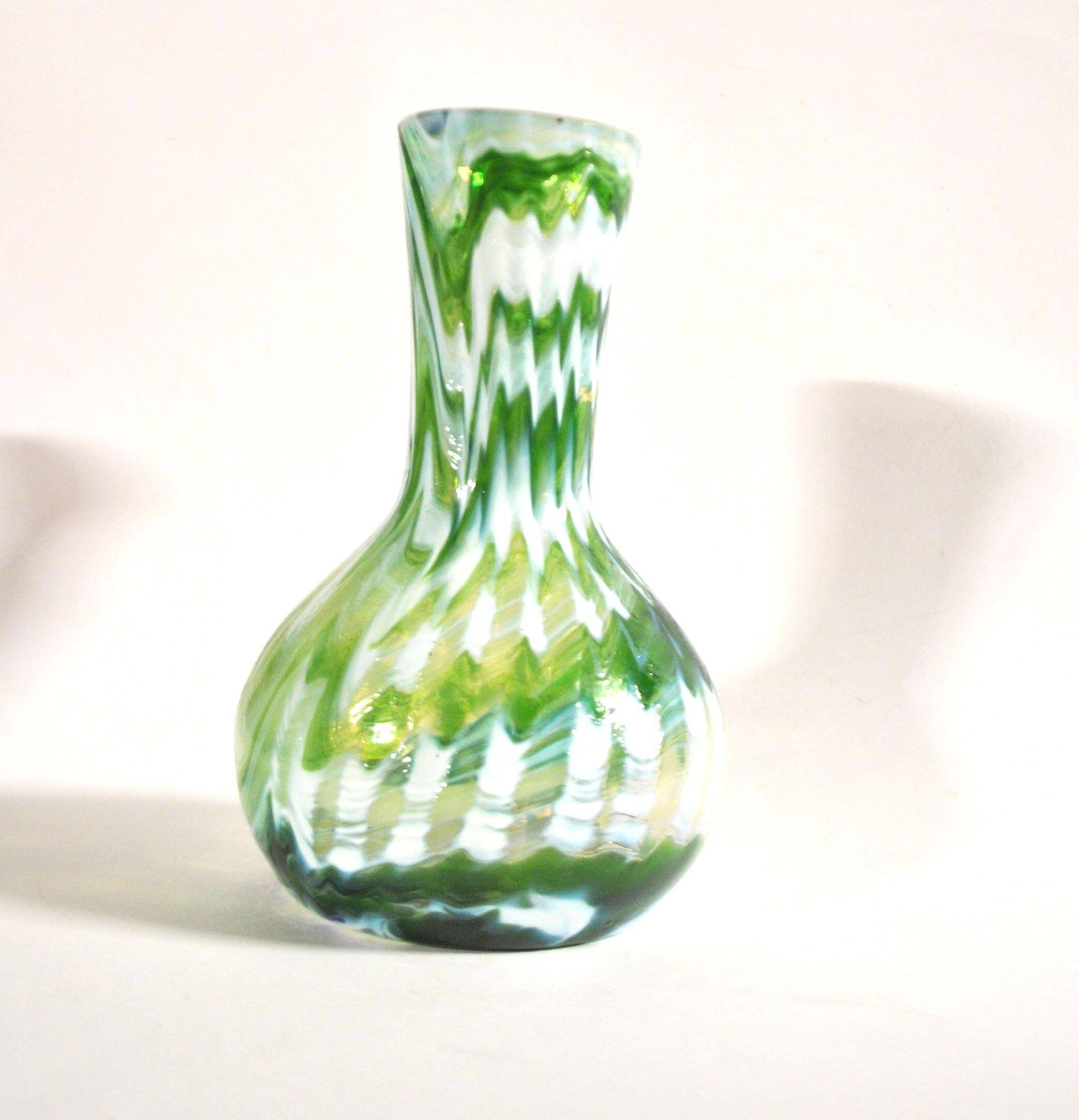 Murano vase in blown glass with green filigree, vintage 1960.