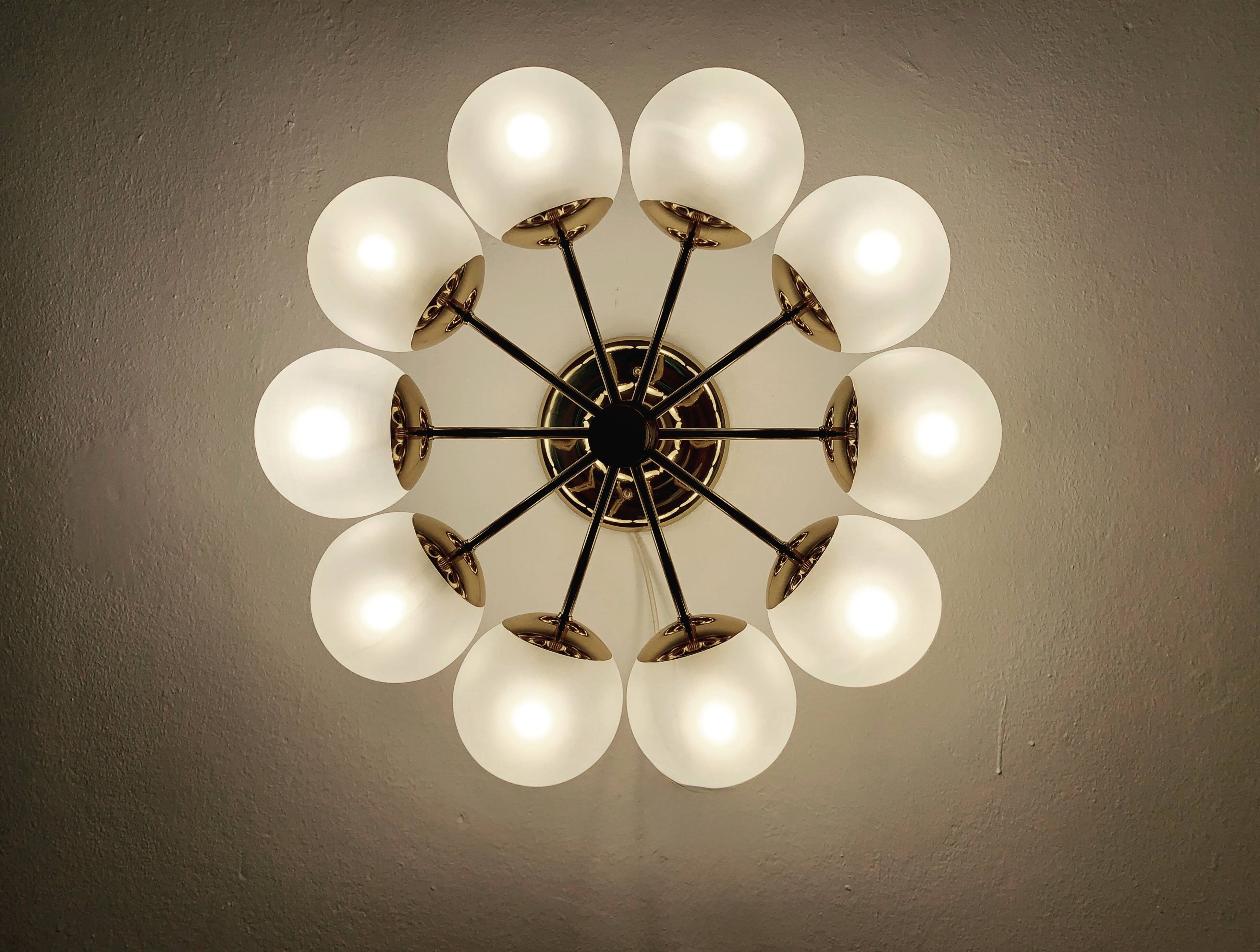 Lampe de plafond Sputnik en laiton par Kaiser Leuchten