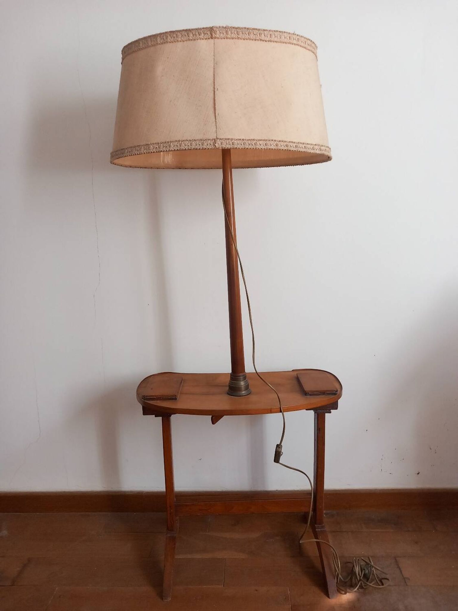 Table lampadaire rognon