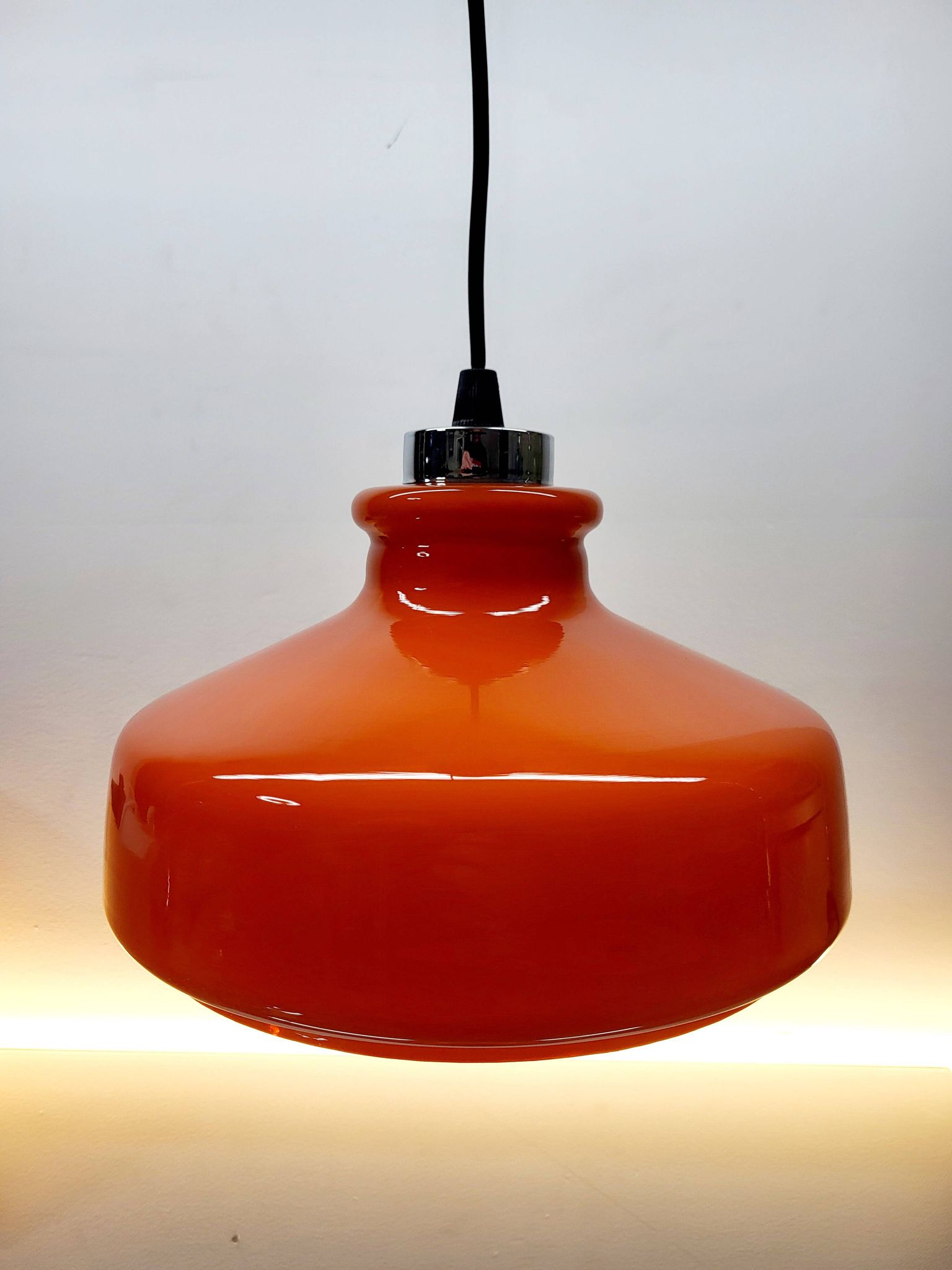 Suspension vintage en verre opalin orange avec finition chromée, années 60