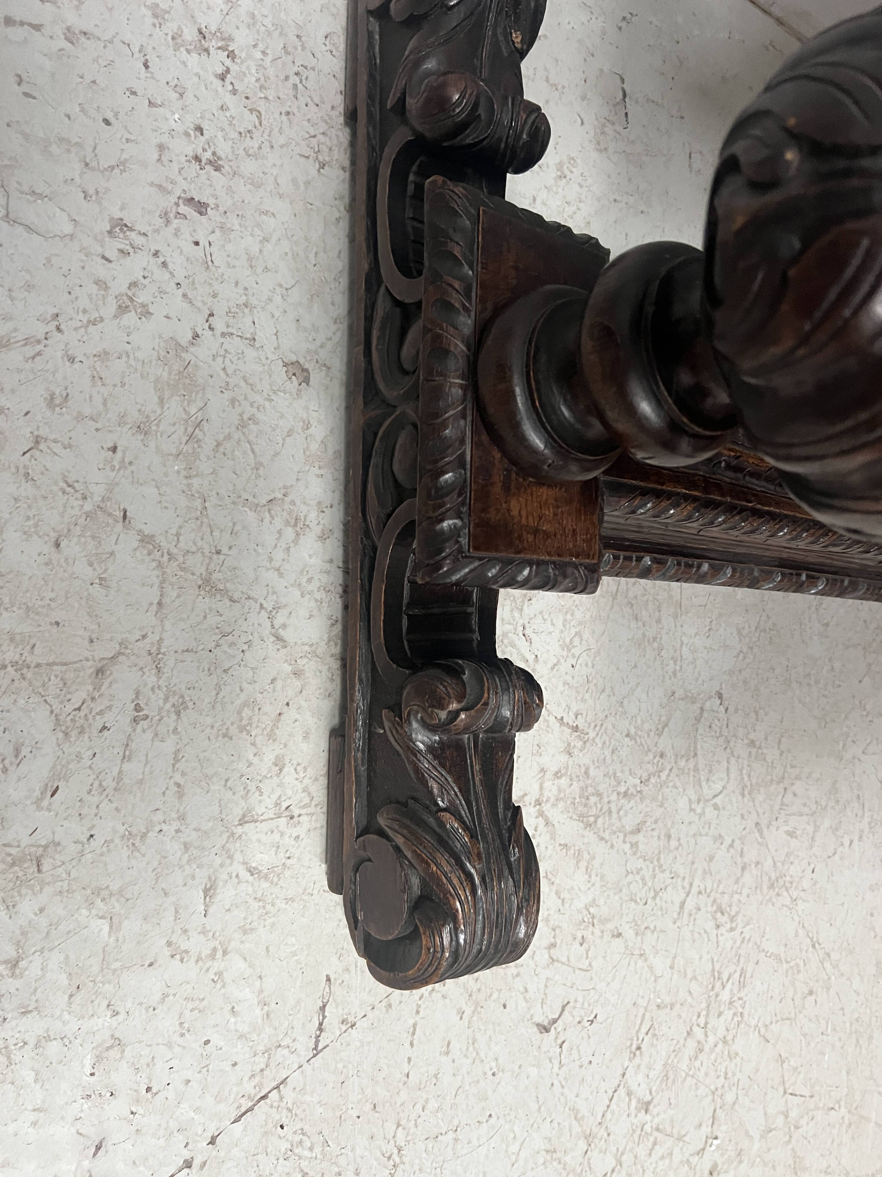 Bureau renaissance en chene sculpté XIX siècle