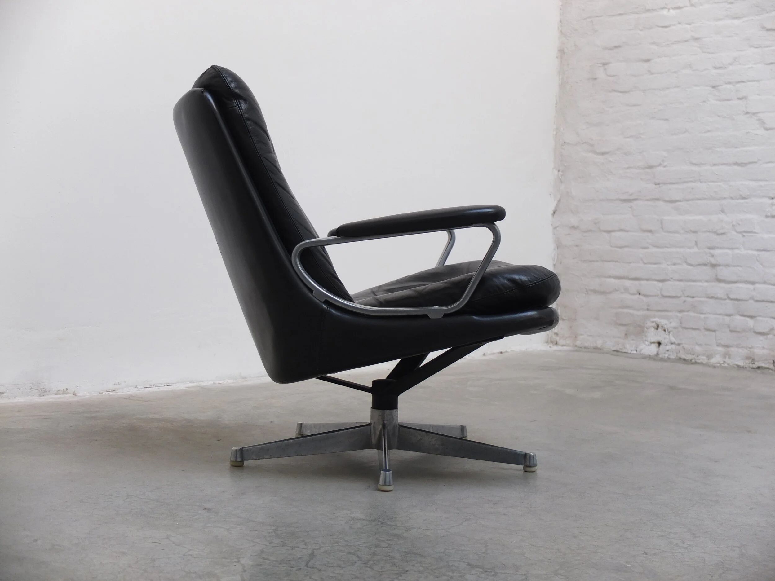 'Gentilina' swivel lounge chair by André Vandenbeuck for Strässle, 1960s