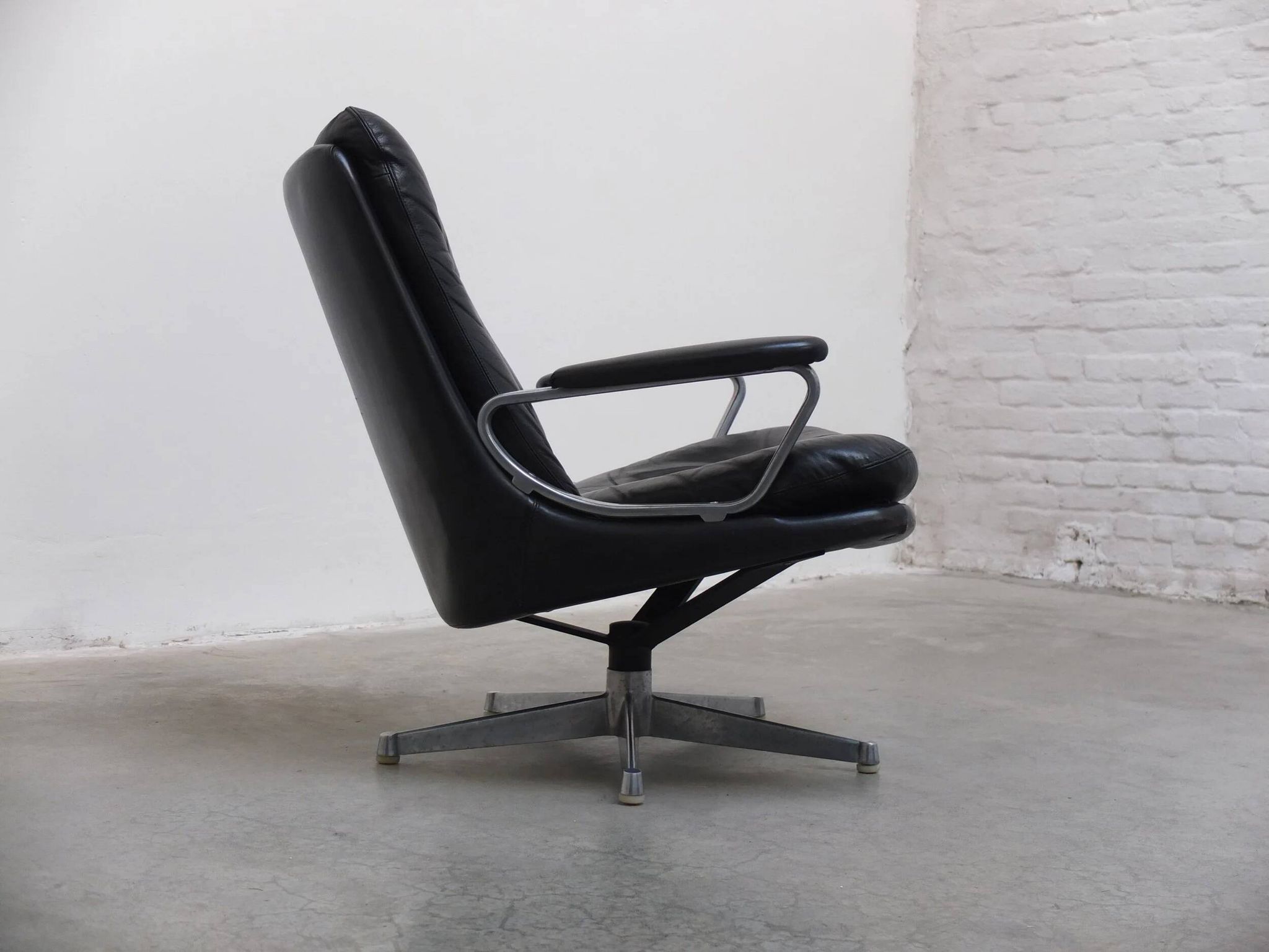 'Gentilina' swivel lounge chair by André Vandenbeuck for Strässle, 1960s