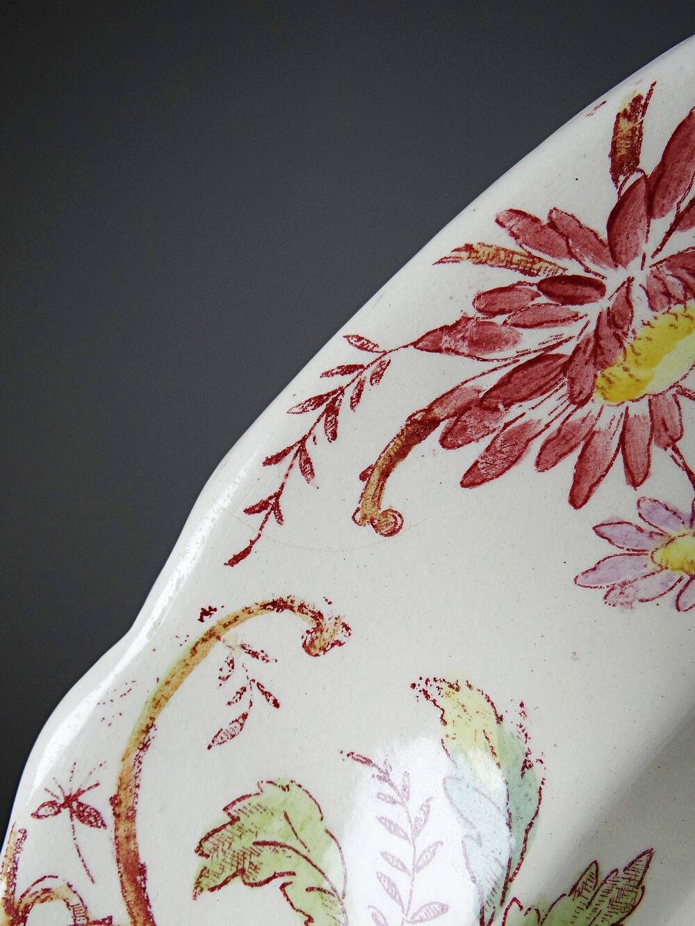 Plat de service ancien Longchamp Pâquerettes terre de fer polychrome XIXe