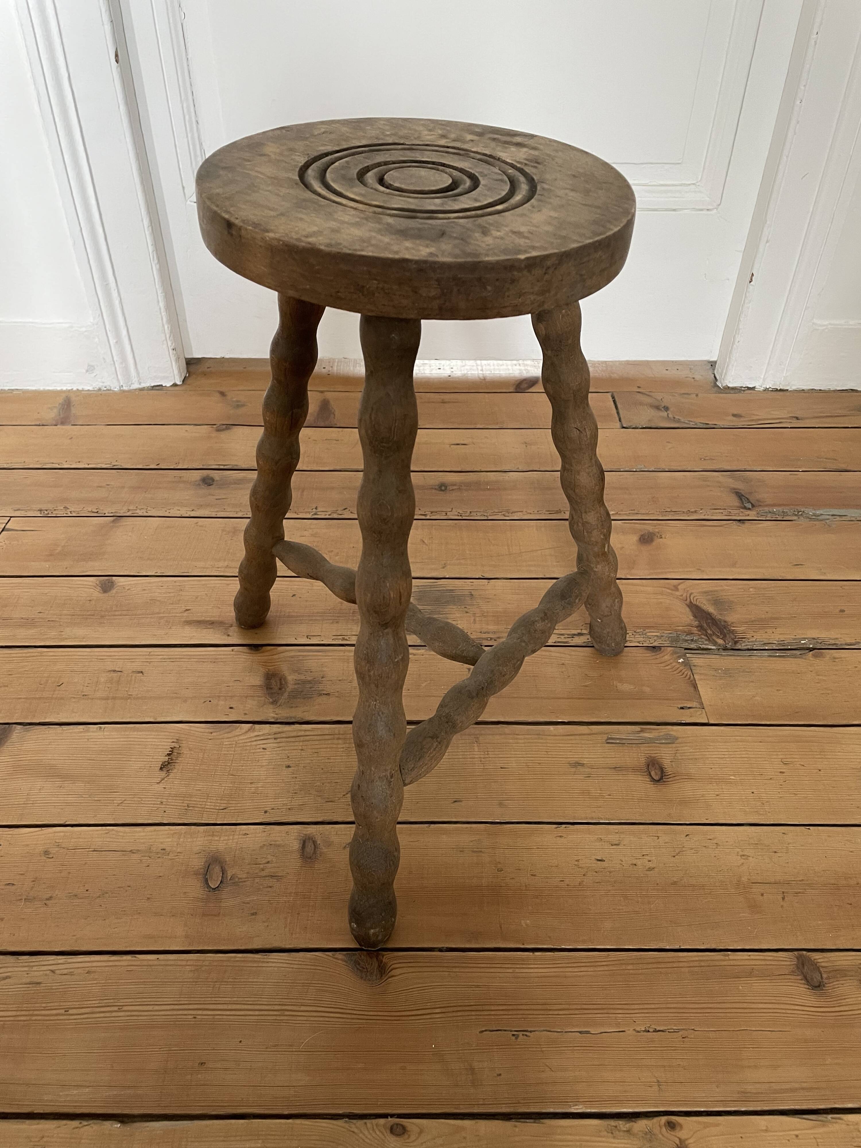 Tripod stool in solid wood, feet turned