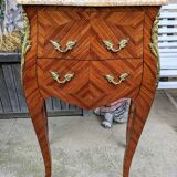 Ancienne petite commode galbée en marqueterie bois de rose style Louis XV