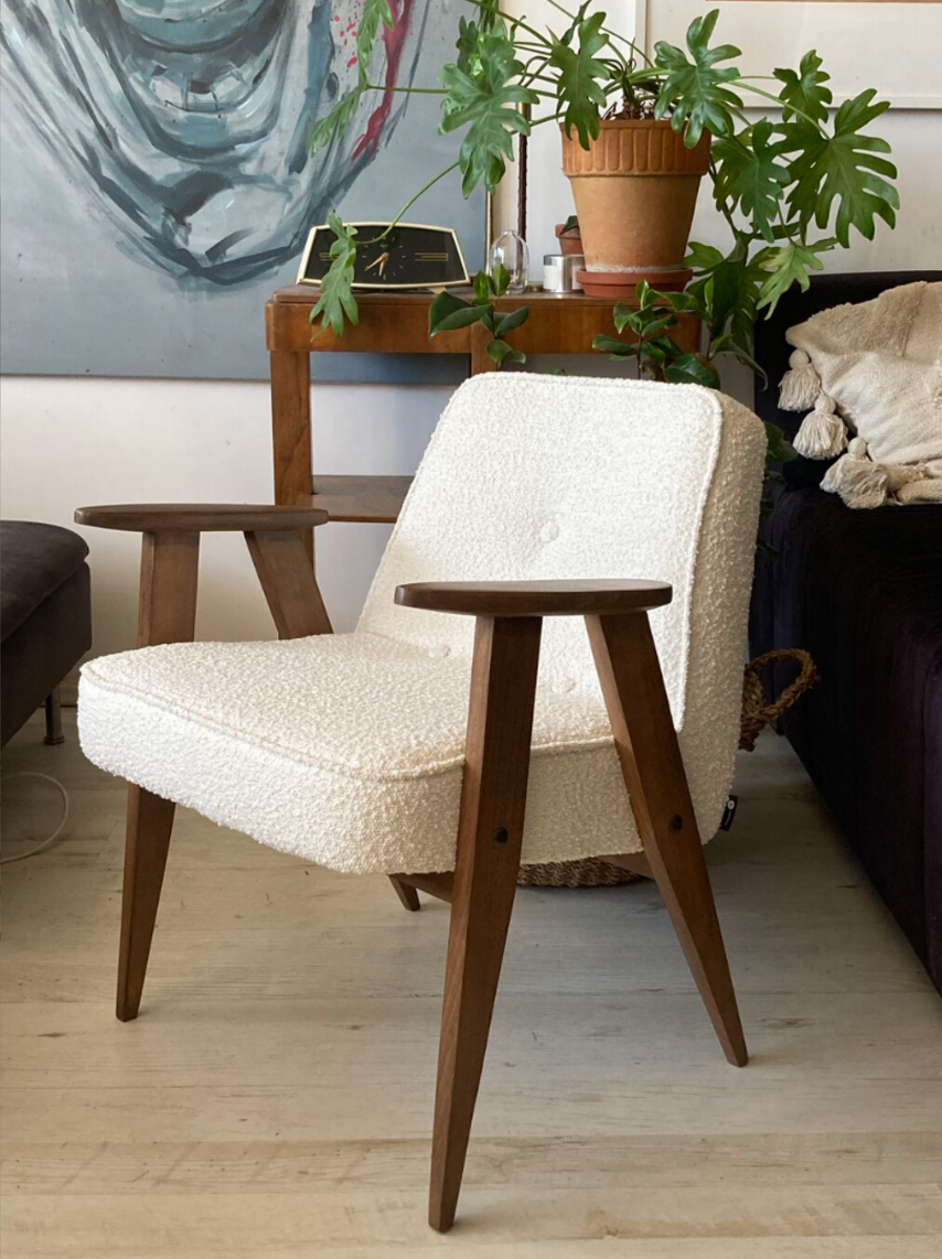Chaise 366 en tissu boucle conçue en 1962 par J. Chierowski