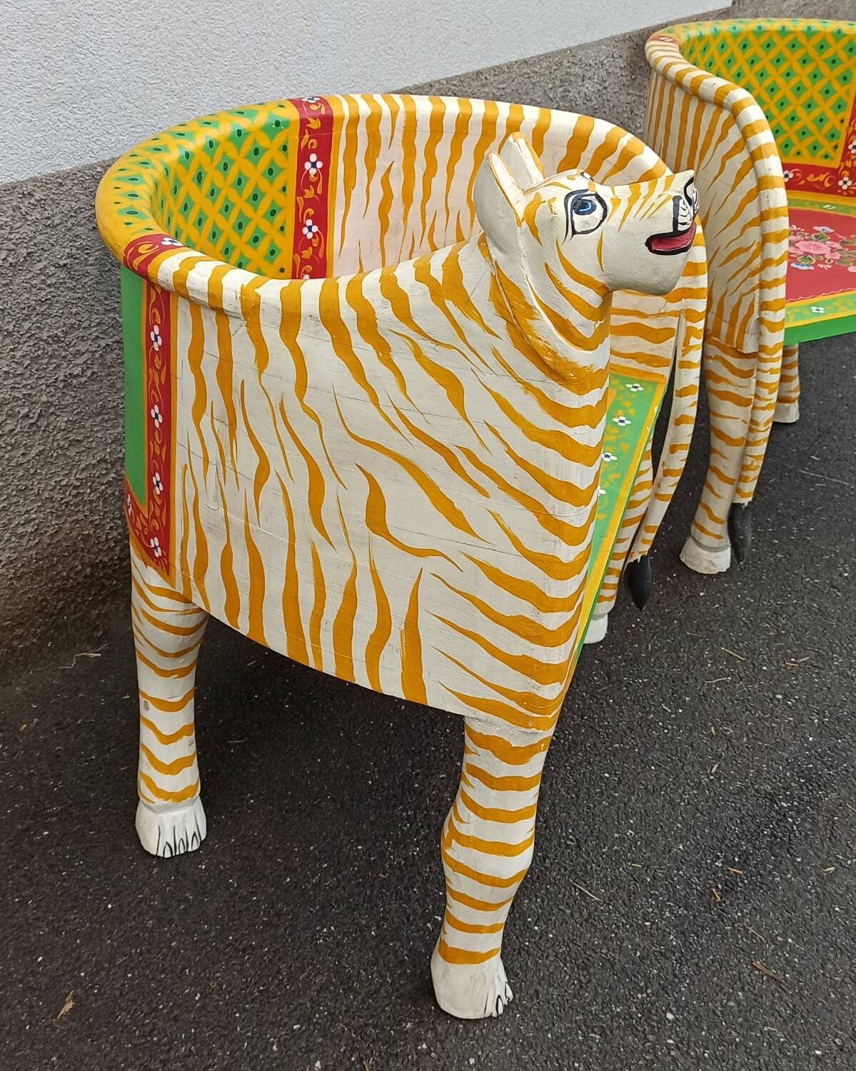 Paire de fauteuils en bois apparence "tigre"