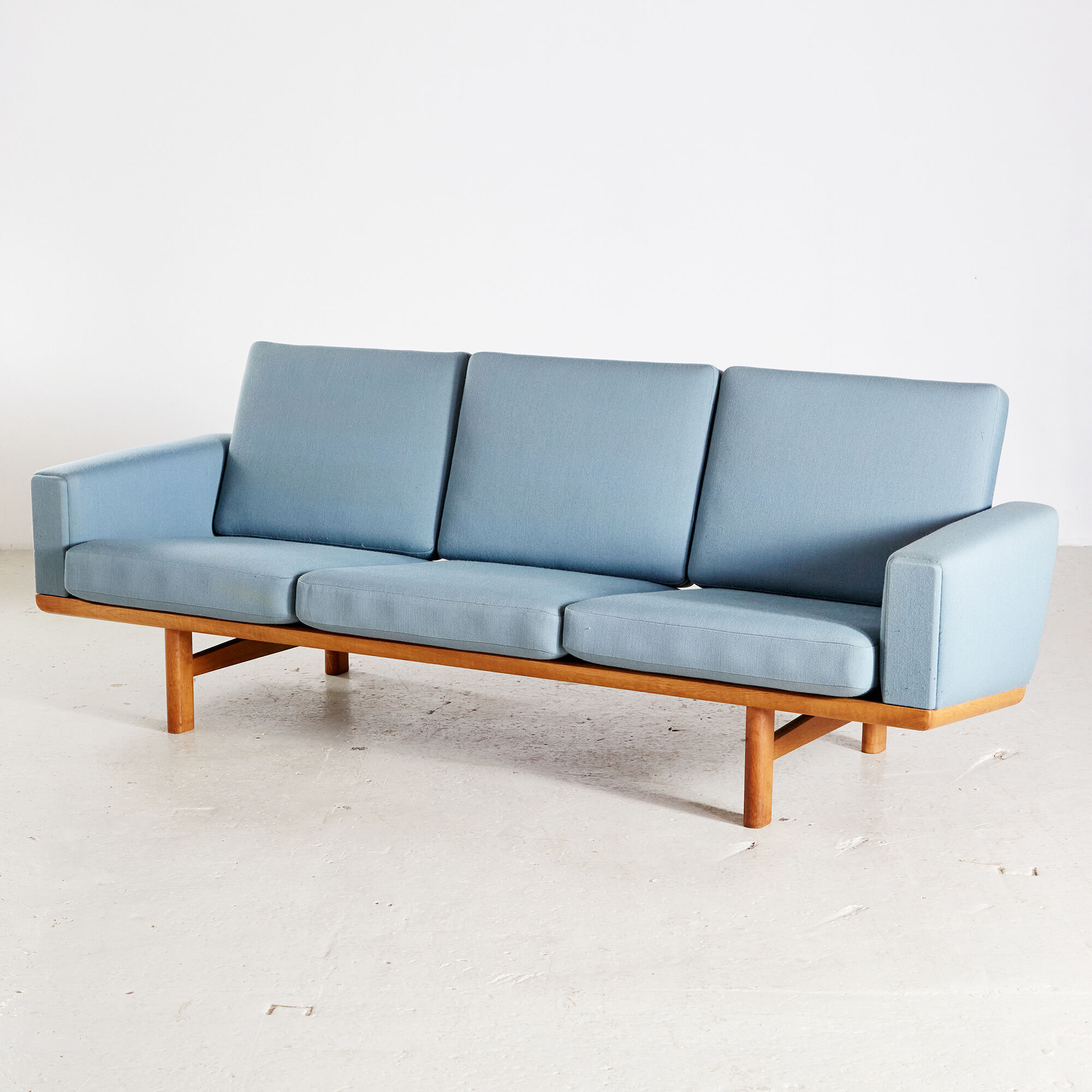 Hans J. Wegner Model GE-236/3 three-seater sofa