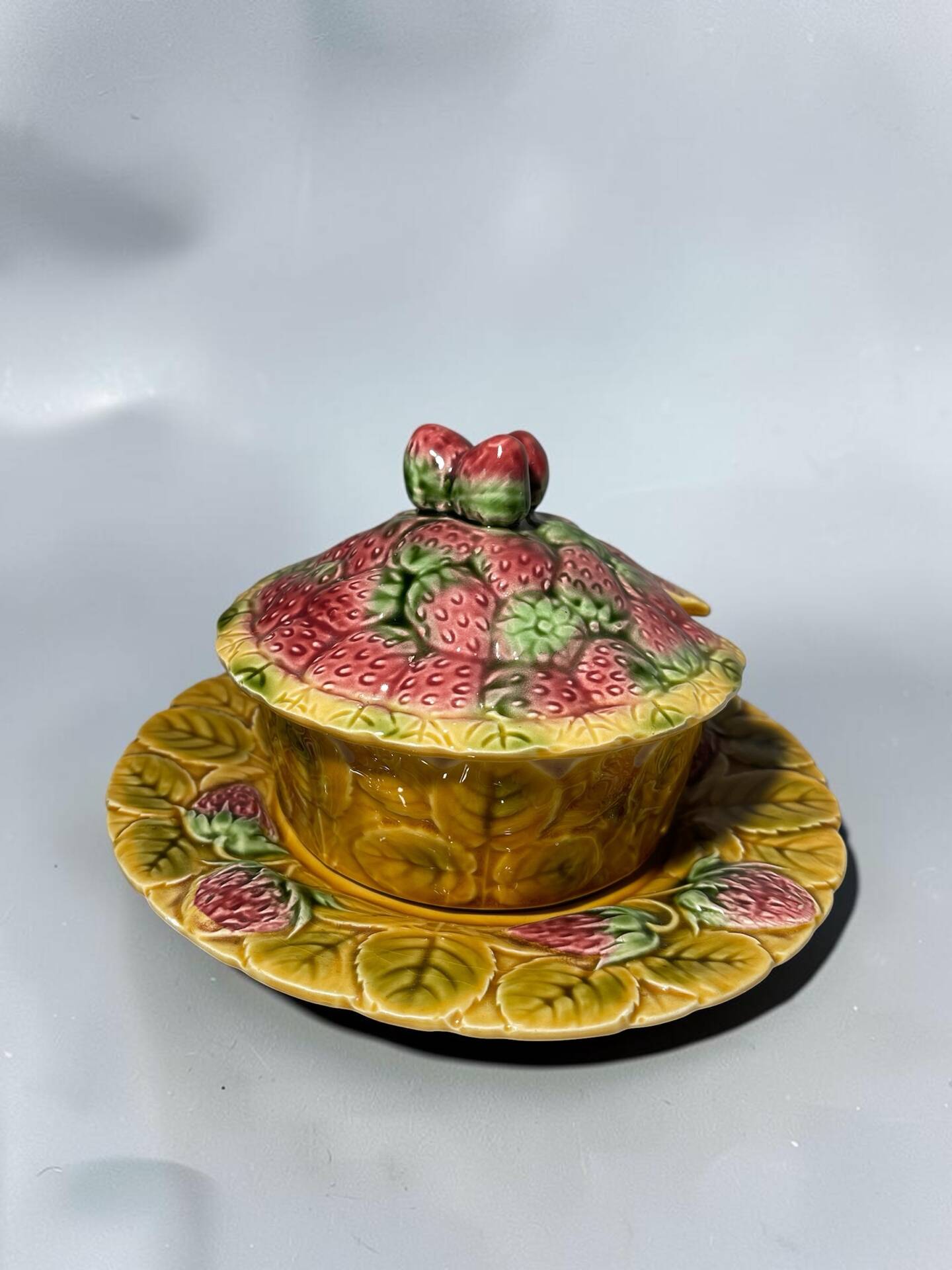 Confiturier vintage Sarreguemines en barbotine – Décor fraises – Ensem