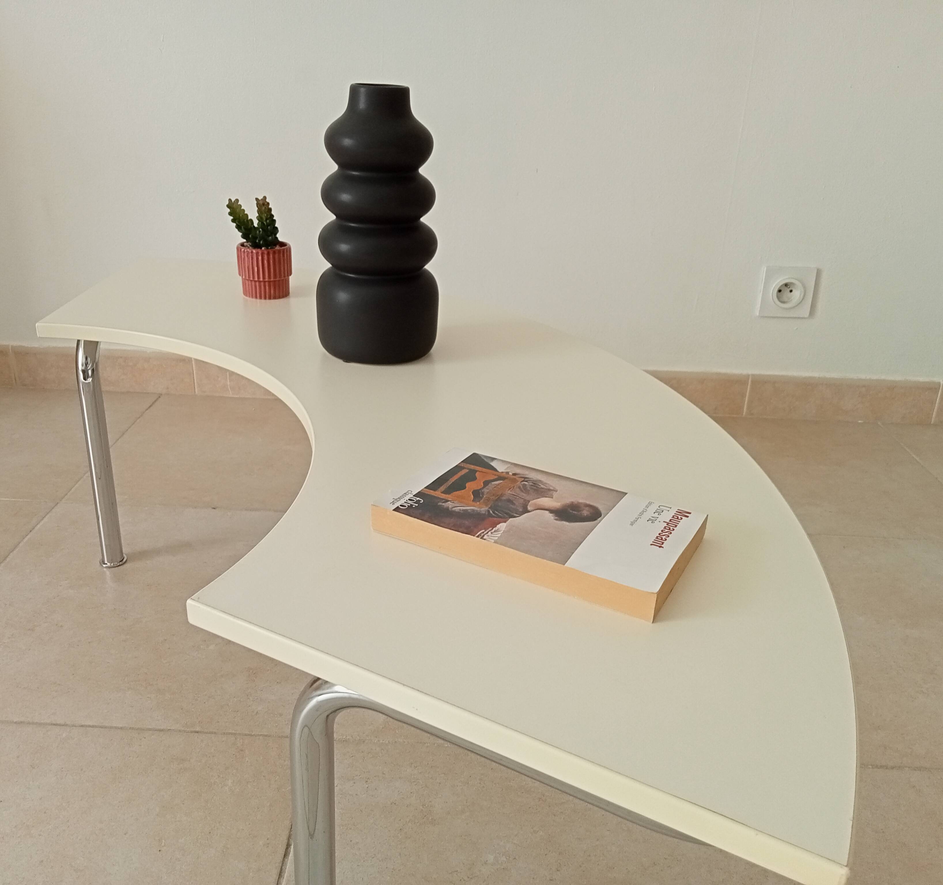 Vintage tripod coffee table in chrome and formica from the 1980s.