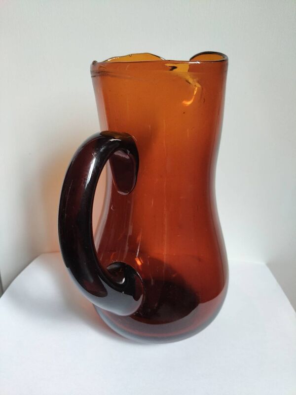 Pichet en verre soufflé ambré, années 60-70
