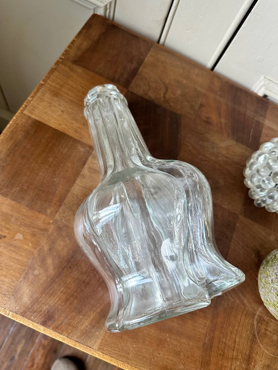 Compartmented liqueur decanter