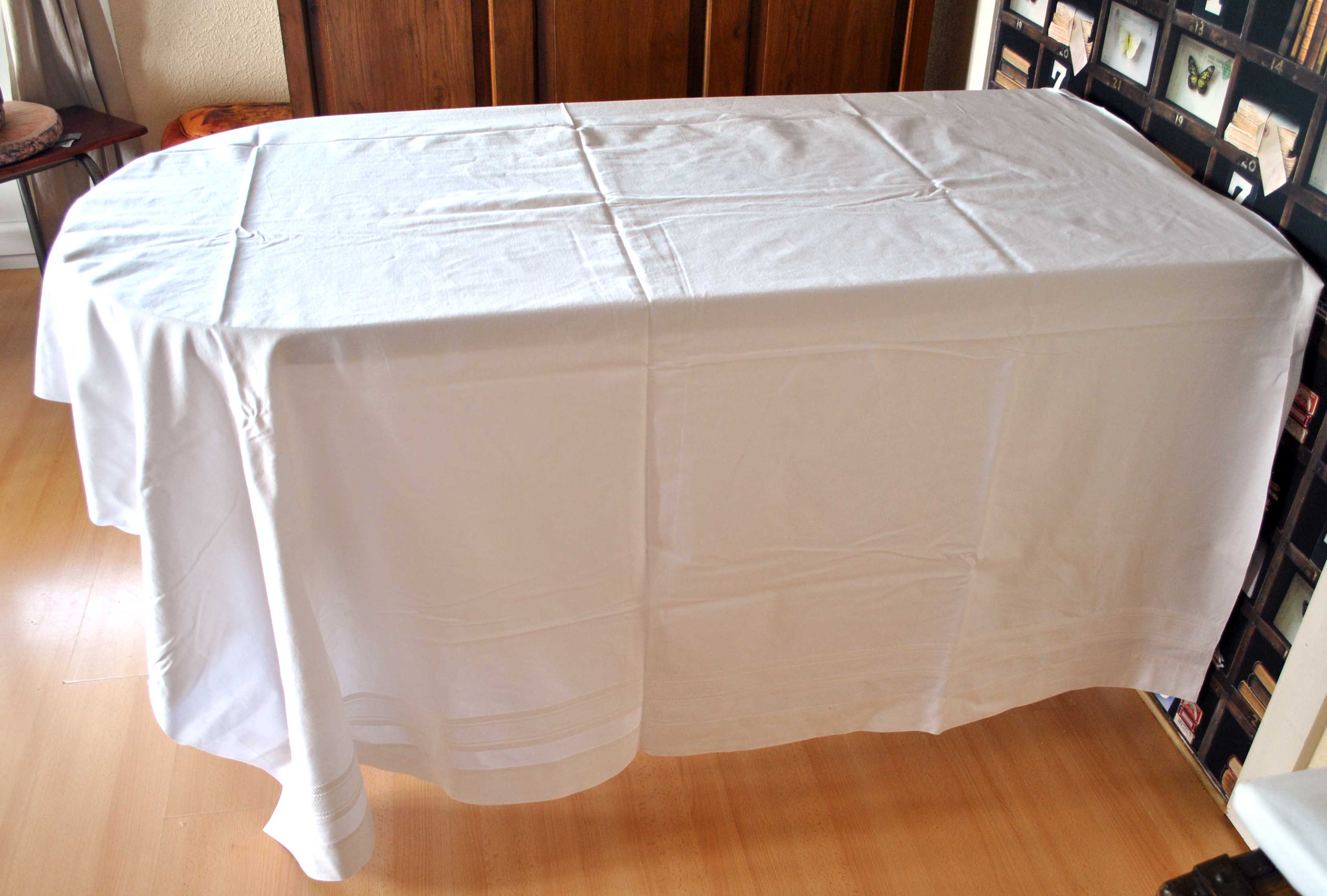 Vintage white sheets in white cotton with frieze