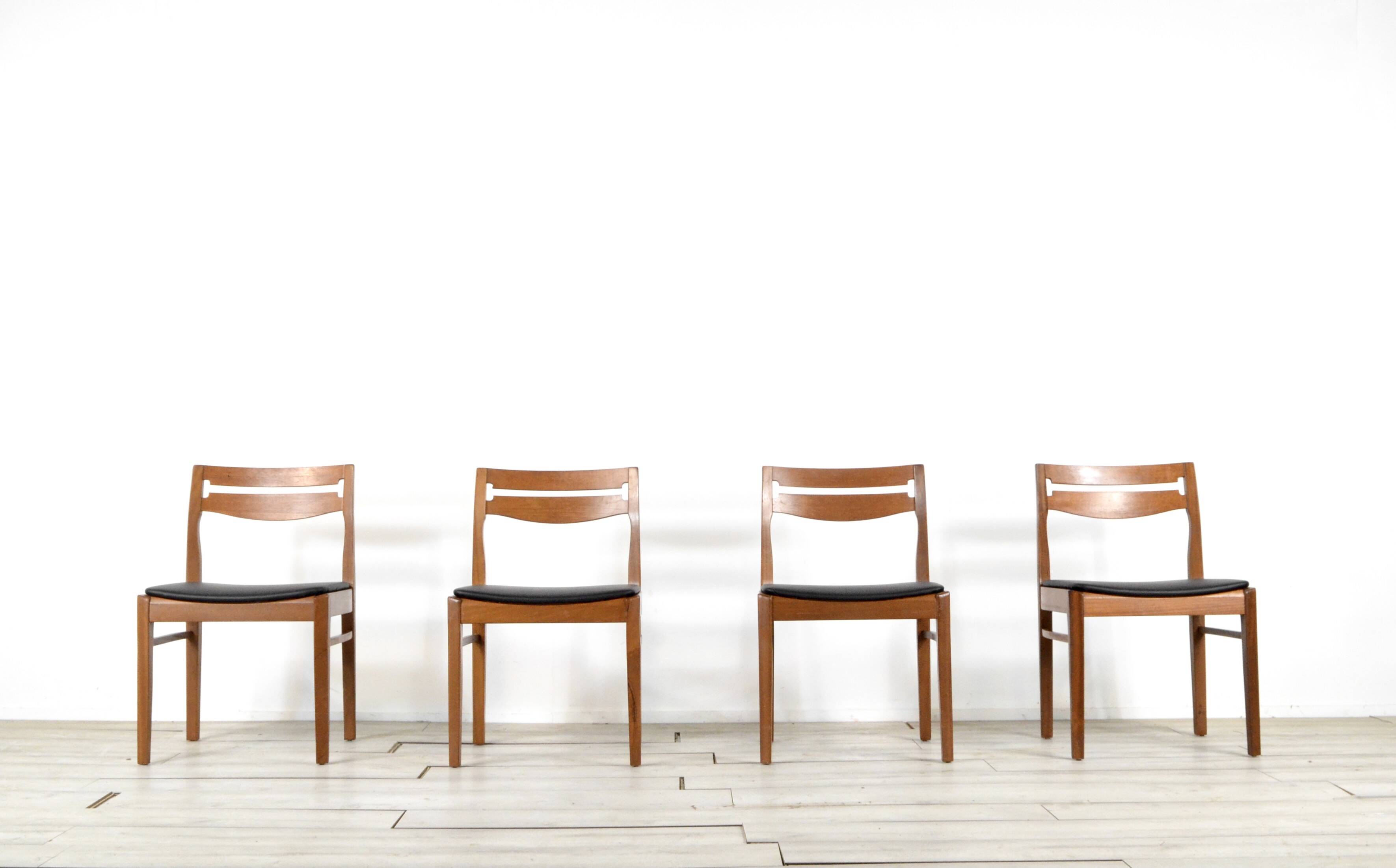 Ensemble de 4 chaises du milieu du siècle en teck et similicuir