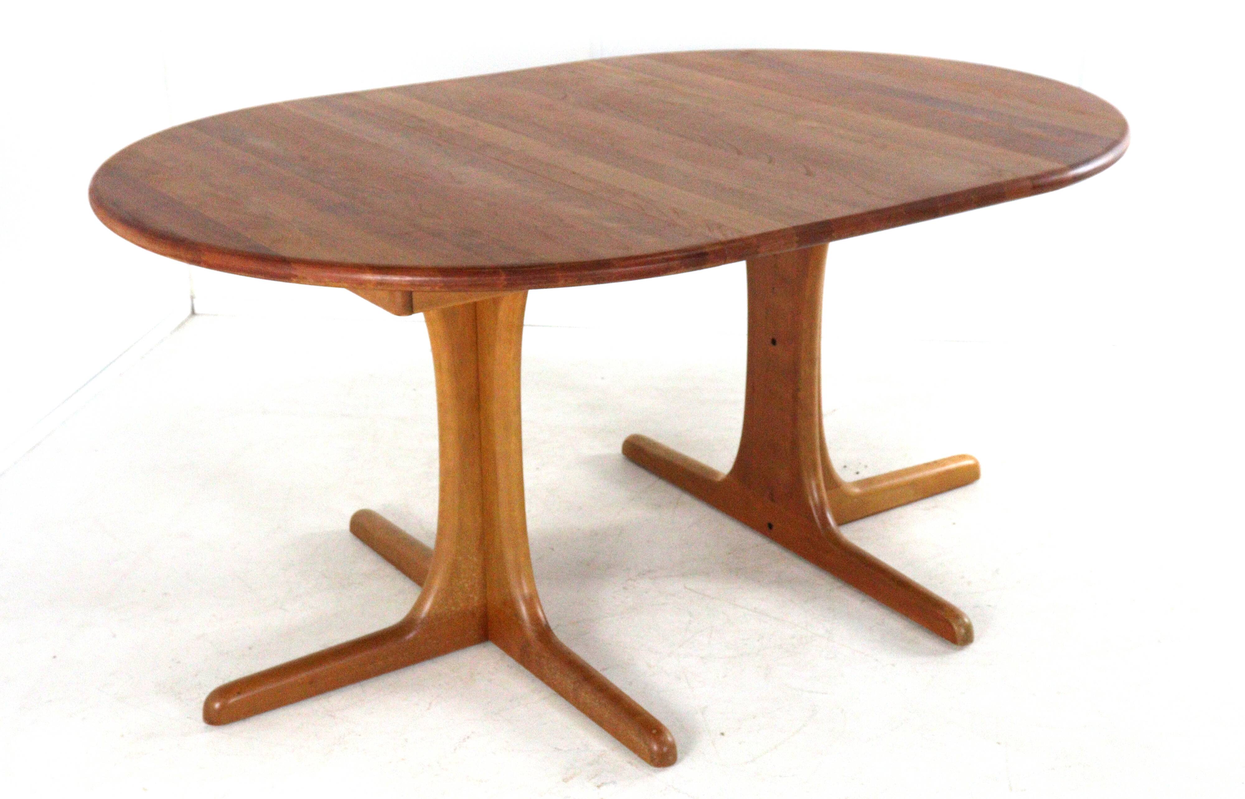 Round 2x Extendable Dining Table "Tjórn" - danish design in teak
