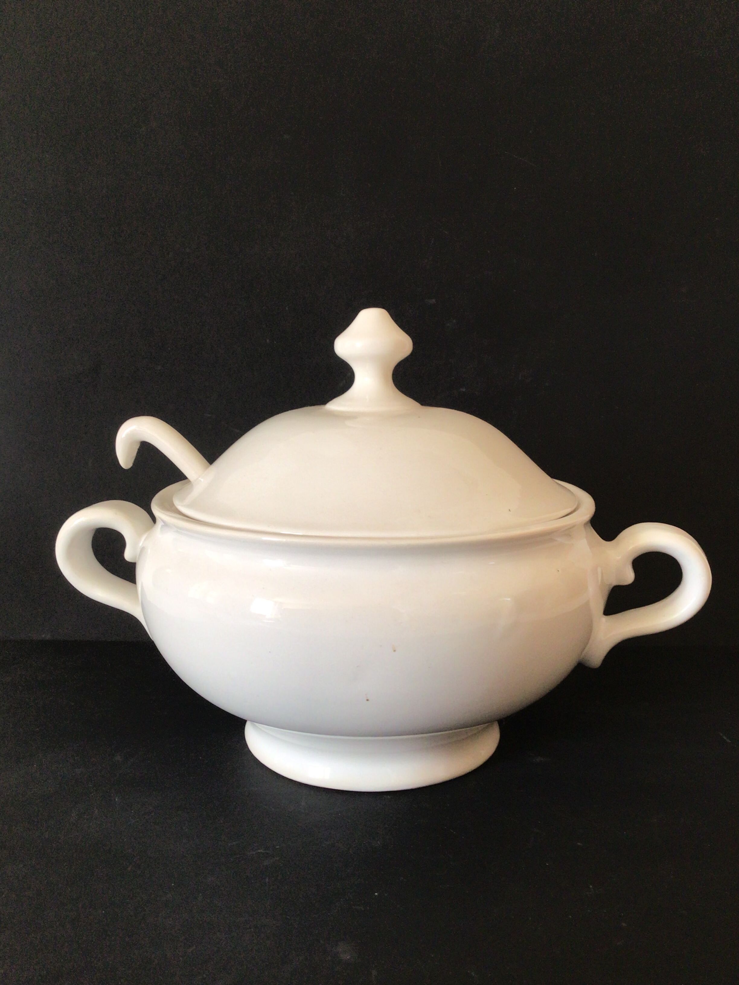 Soupière et louche en porcelaine épaisse