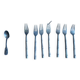 6 dessert forks and 1 spoon (silver metal)