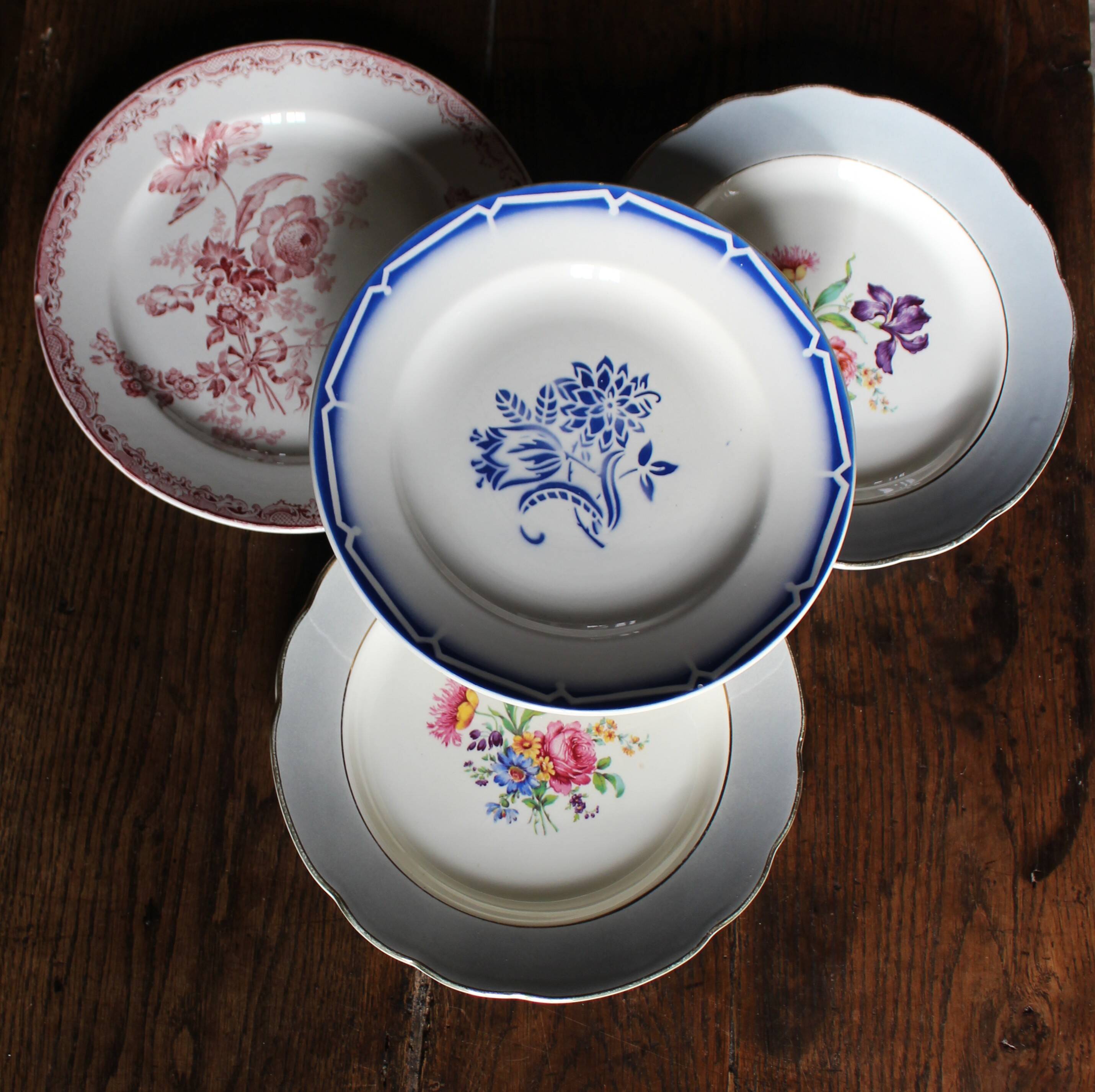 A set of 4 flat plates in pink and blue with Fontanges flowers from Sarreguemines.