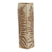Vase de style Brutaliste en grès, à décor végétal. Années 1970.