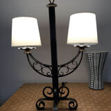 Lampe à poser, fer forgé patiné, années 50.