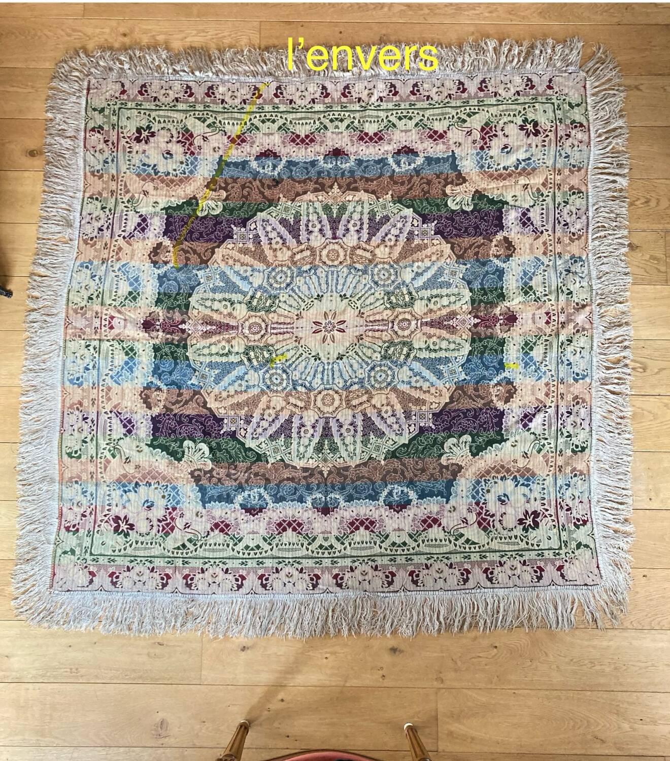 Nappe en soie d’Alger époque début XXe motifs floraux rehaussés de fils dorés, fait main