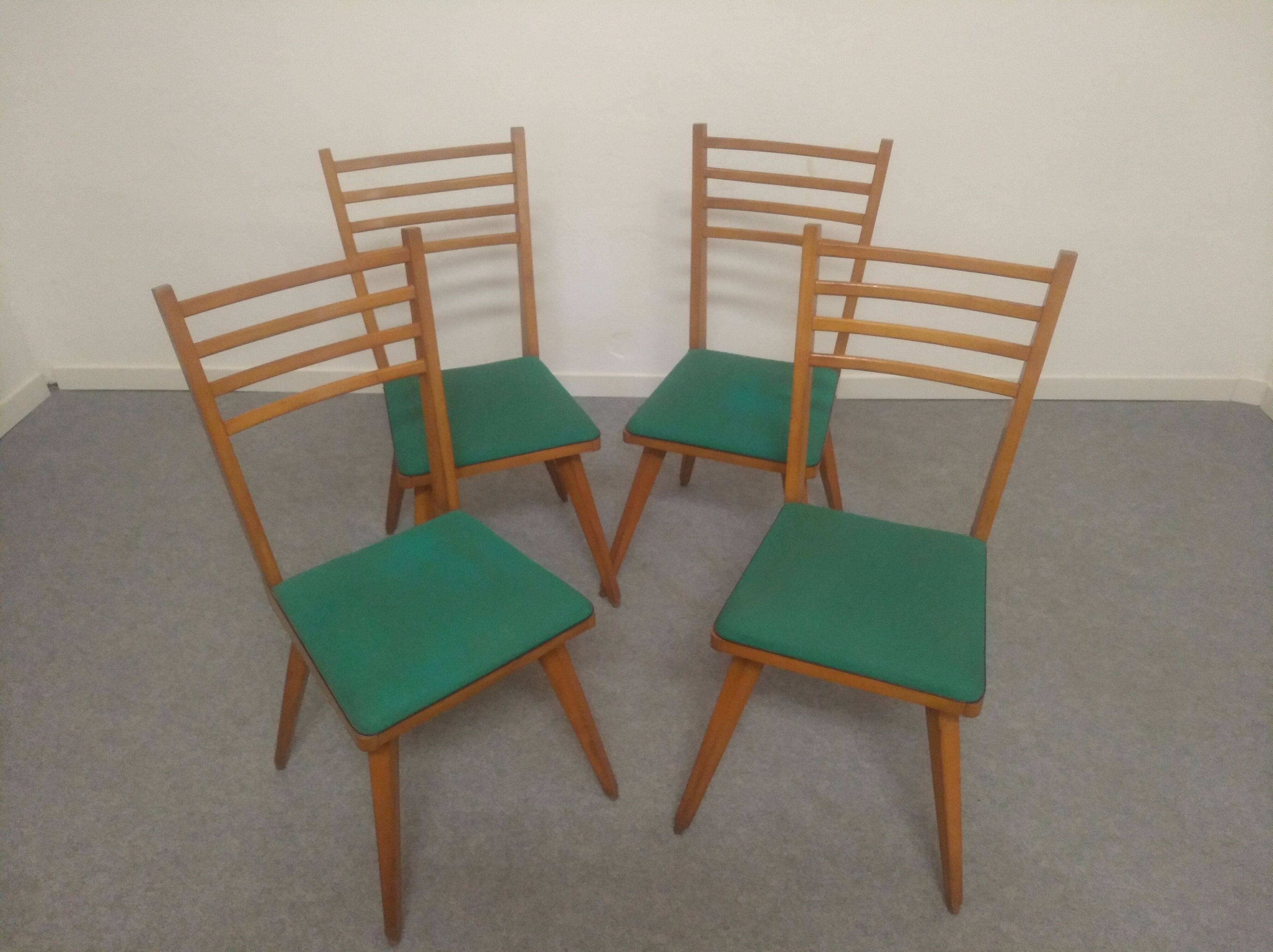 Suite de 4 chaises des années 50