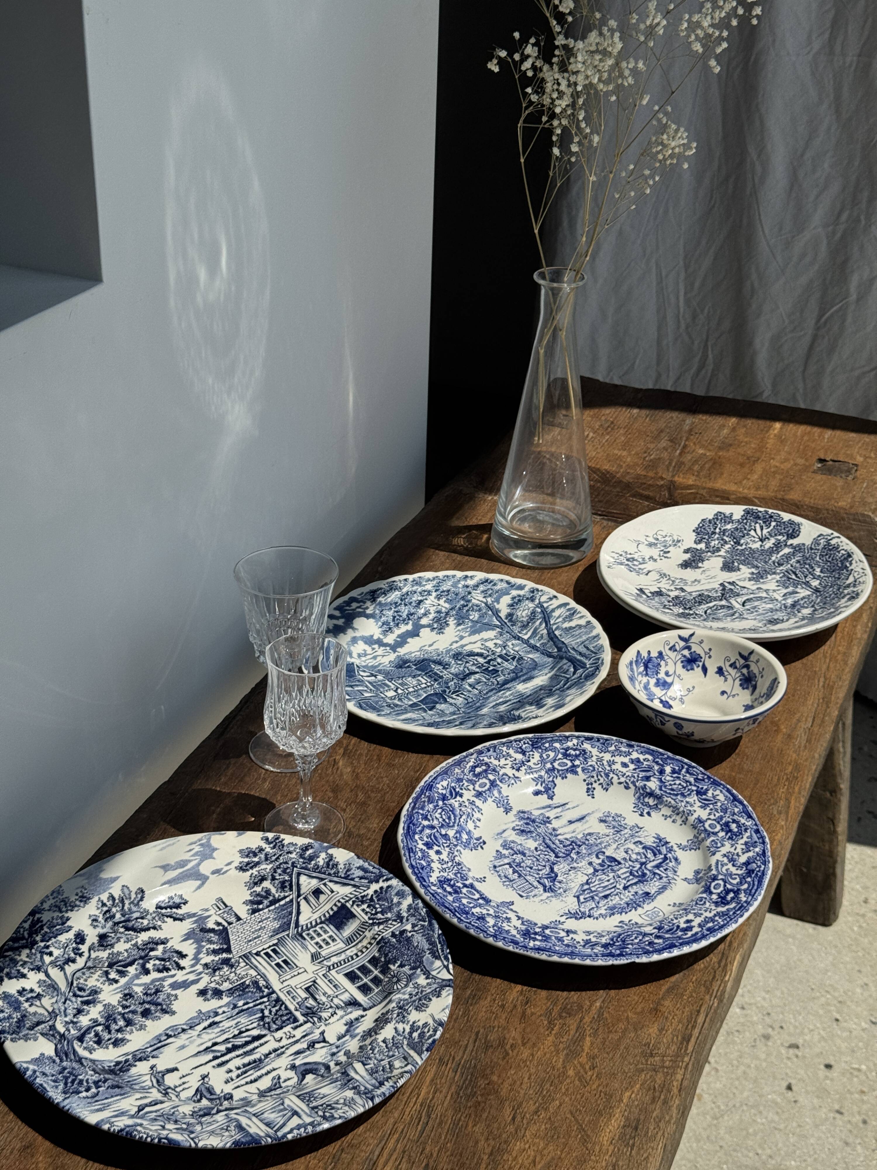 Set of 2 earthenware plates with blue decoration of a bridge and castle