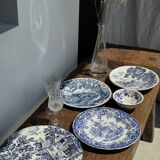 Set of 2 earthenware plates with blue decoration of a bridge and castle