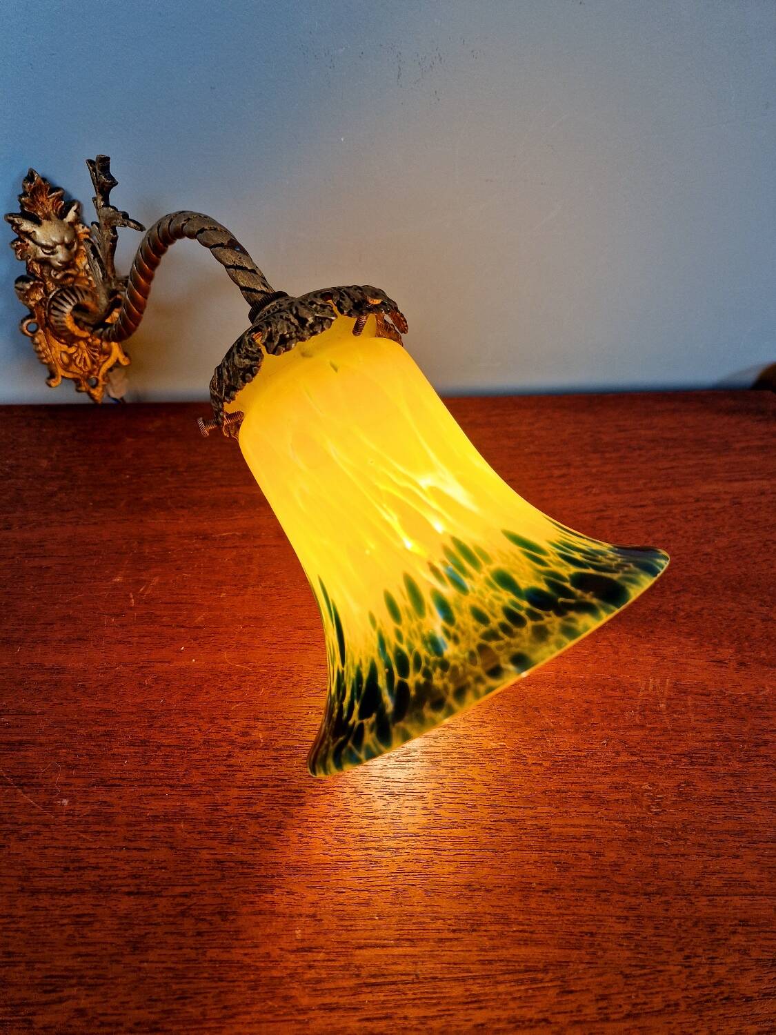 Wall sconce in gilded bronze and yellow/blue speckled glass